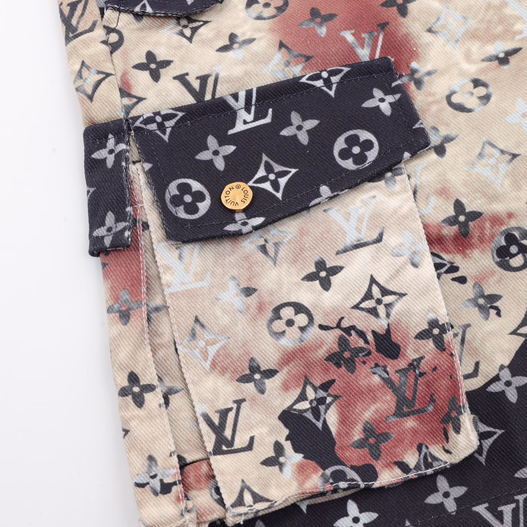Louis Vuitton Full Print Denim ShortsMONOGRAM deconstructs denim workwear design with dynamic sports cuts. The zipper can tighten the hood to the high neckline, with front slant patch pockets and elastic hem. Monogram silicone embossing on the yoke, pockets and sleeves conveys the brand's interest. All the celebrities and influencers are vying to wear this style! It can be called the hottest style of the year!