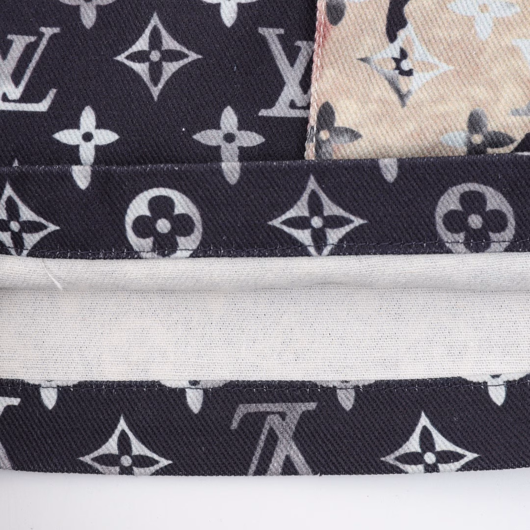 Louis Vuitton Full Print Denim ShortsMONOGRAM deconstructs denim workwear design with dynamic sports cuts. The zipper can tighten the hood to the high neckline, with front slant patch pockets and elastic hem. Monogram silicone embossing on the yoke, pockets and sleeves conveys the brand's interest. All the celebrities and influencers are vying to wear this style! It can be called the hottest style of the year!
