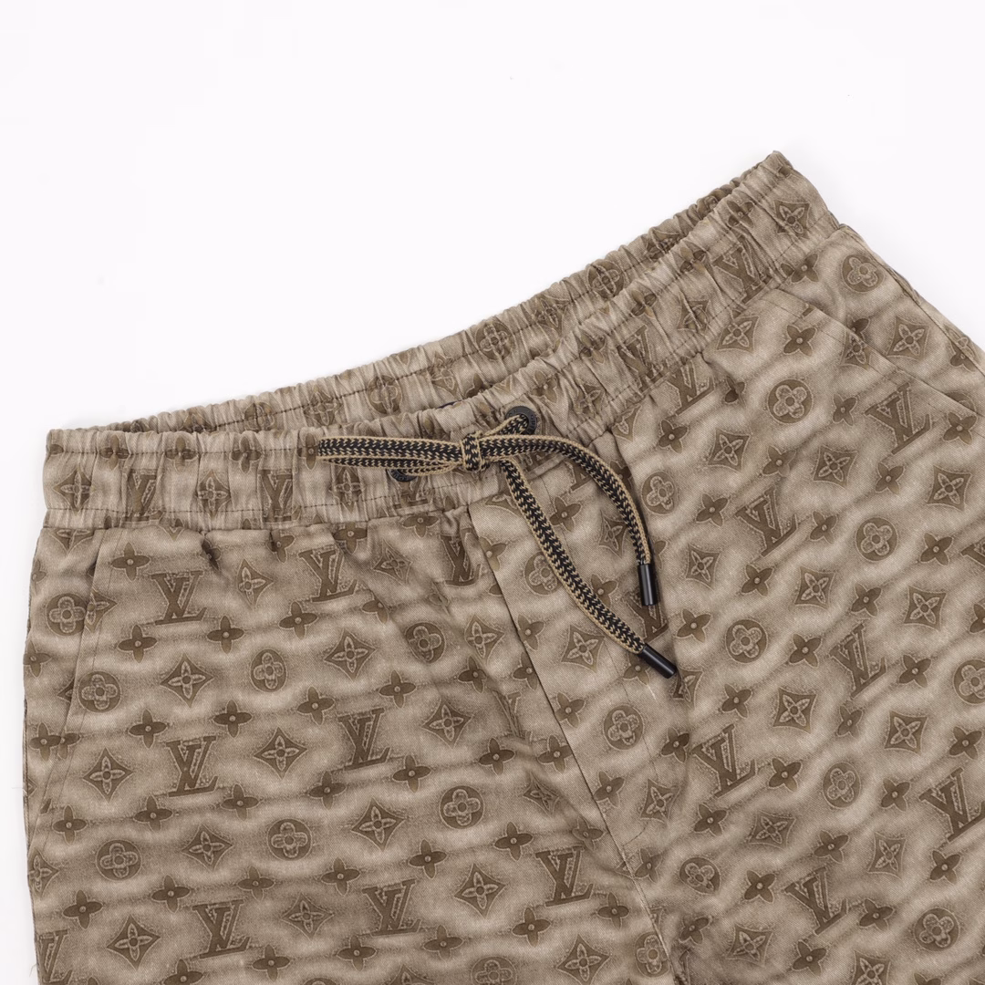 Louis Vuitton Blurred Letters Full Print ShortsThe fabric is made of custom woven fabric, and it is treated to be silky and super soft in comparison with the original. The texture of the fabric is clear and obvious, the drape is excellent, and the workmanship is exquisite and reaches the export standard of foreign trade. There are 4.5 stitches per centimeter, and each seam is pressed with visible lines. The lines are neat and standard like a ruler. The woven cotton ribbon is tightly woven and feels soft. The embroidery process uses the Behringer embroidery machine, which makes the embroidery color fuller and the embroidery more three-dimensional. The pattern has a good effect on the body. It is the same style for men and women, simple and versatile. It is a heavy-duty item for purchasing, and you can compare any quality on the market at will!