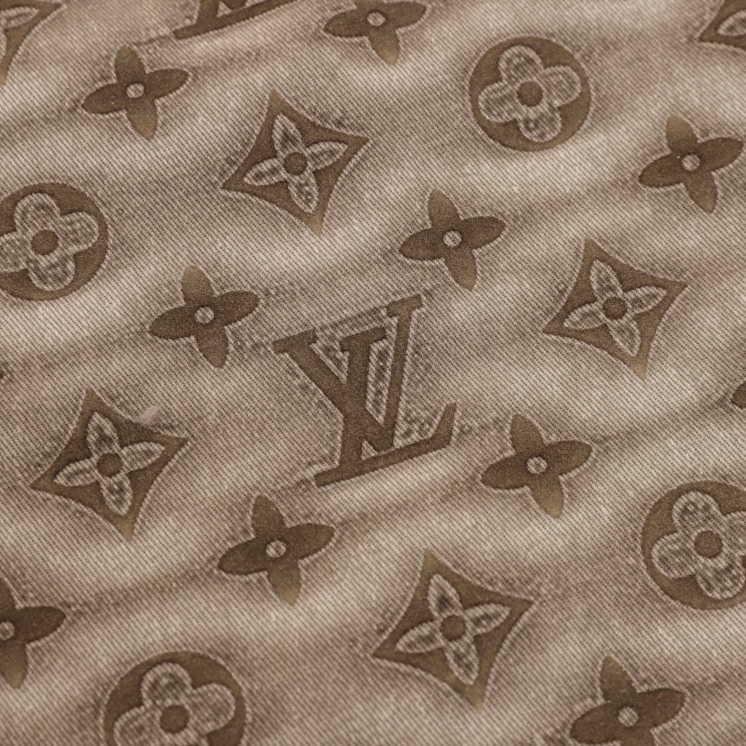 Louis Vuitton Blurred Letters Full Print ShortsThe fabric is made of custom woven fabric, and it is treated to be silky and super soft in comparison with the original. The texture of the fabric is clear and obvious, the drape is excellent, and the workmanship is exquisite and reaches the export standard of foreign trade. There are 4.5 stitches per centimeter, and each seam is pressed with visible lines. The lines are neat and standard like a ruler. The woven cotton ribbon is tightly woven and feels soft. The embroidery process uses the Behringer embroidery machine, which makes the embroidery color fuller and the embroidery more three-dimensional. The pattern has a good effect on the body. It is the same style for men and women, simple and versatile. It is a heavy-duty item for purchasing, and you can compare any quality on the market at will!