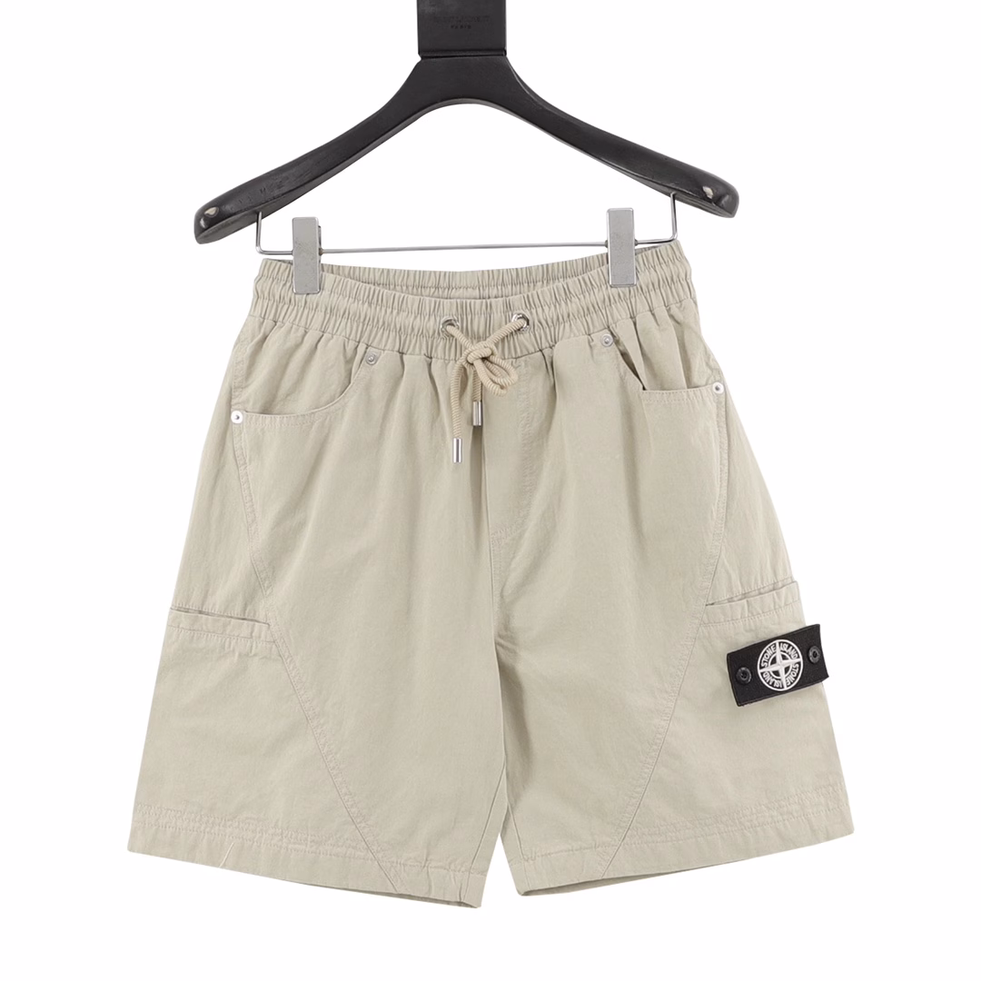 Dior Stone Island co-branded logo shortsThe fabric is made of custom woven fabric, which is treated with silky and ultra-soft treatment compared to the original. The texture of the fabric is clear and obvious, the drape is excellent, and the workmanship is exquisite and meets the export standards of foreign trade. There are 4.5 stitches per centimeter, and each seam is pressed with visible lines. The lines are neat and standard like a ruler. The woven cotton ribbon is tightly woven and feels soft. The embroidery process uses the Behringer embroidery machine to make the embroidery color fuller and the embroidery more three-dimensional. The version has a good effect on the body. It is the same style for men and women, simple and versatile. It is a heavy-duty item for purchasing, and you can compare any quality on the market at will!