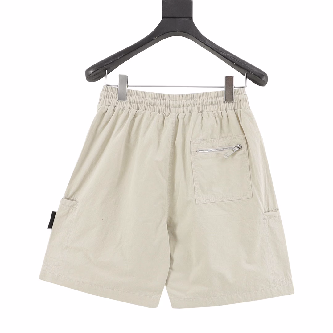 Dior Stone Island co-branded logo shortsThe fabric is made of custom woven fabric, which is treated with silky and ultra-soft treatment compared to the original. The texture of the fabric is clear and obvious, the drape is excellent, and the workmanship is exquisite and meets the export standards of foreign trade. There are 4.5 stitches per centimeter, and each seam is pressed with visible lines. The lines are neat and standard like a ruler. The woven cotton ribbon is tightly woven and feels soft. The embroidery process uses the Behringer embroidery machine to make the embroidery color fuller and the embroidery more three-dimensional. The version has a good effect on the body. It is the same style for men and women, simple and versatile. It is a heavy-duty item for purchasing, and you can compare any quality on the market at will!