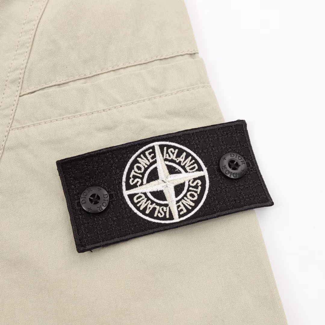 Dior Stone Island co-branded logo shortsThe fabric is made of custom woven fabric, which is treated with silky and ultra-soft treatment compared to the original. The texture of the fabric is clear and obvious, the drape is excellent, and the workmanship is exquisite and meets the export standards of foreign trade. There are 4.5 stitches per centimeter, and each seam is pressed with visible lines. The lines are neat and standard like a ruler. The woven cotton ribbon is tightly woven and feels soft. The embroidery process uses the Behringer embroidery machine to make the embroidery color fuller and the embroidery more three-dimensional. The version has a good effect on the body. It is the same style for men and women, simple and versatile. It is a heavy-duty item for purchasing, and you can compare any quality on the market at will!