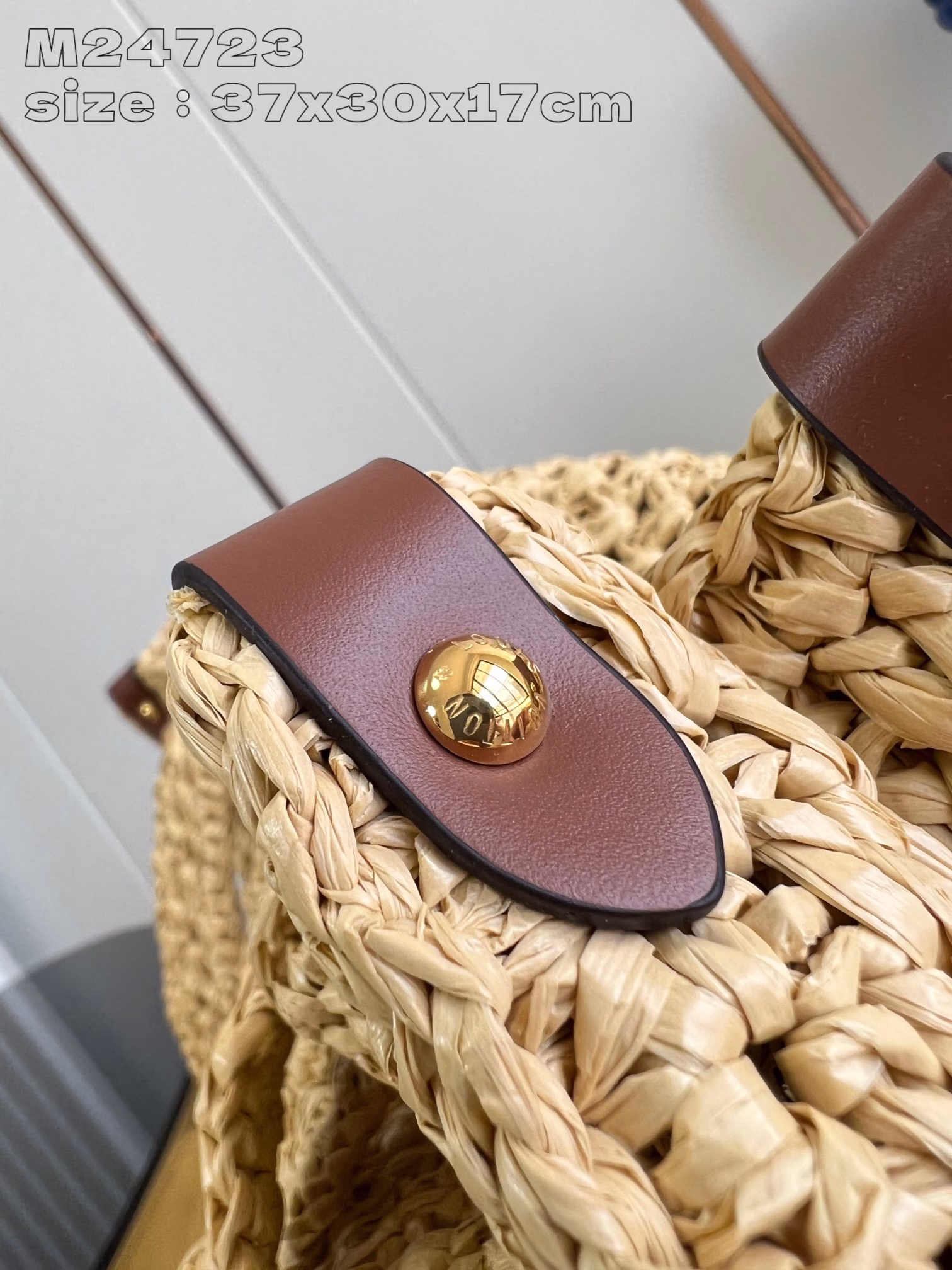 From the LV By The Pool collection, the OnTheGo Medium is crafted in crocheted raffia in a tote shape to accommodate everything from a 13