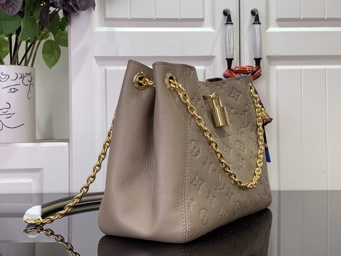 The Anytime Small is a throwback to the Promenade bag, which was first launched in 1988. It is a modern day-to-night choice. The Monogram Empreinte leather provides ample storage for everyday necessities. The LV padlock can also be hung on the sliding chain shoulder strap, allowing for a variety of styling possibilities and carrying options.