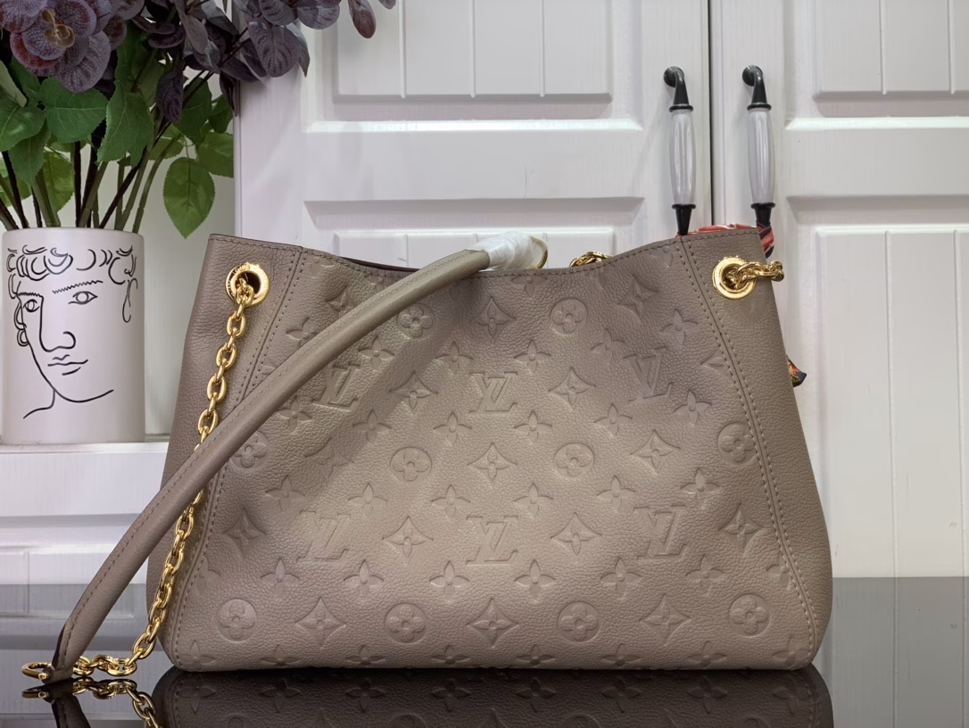 The Anytime Small is a throwback to the Promenade bag, which was first launched in 1988. It is a modern day-to-night choice. The Monogram Empreinte leather provides ample storage for everyday necessities. The LV padlock can also be hung on the sliding chain shoulder strap, allowing for a variety of styling possibilities and carrying options.
