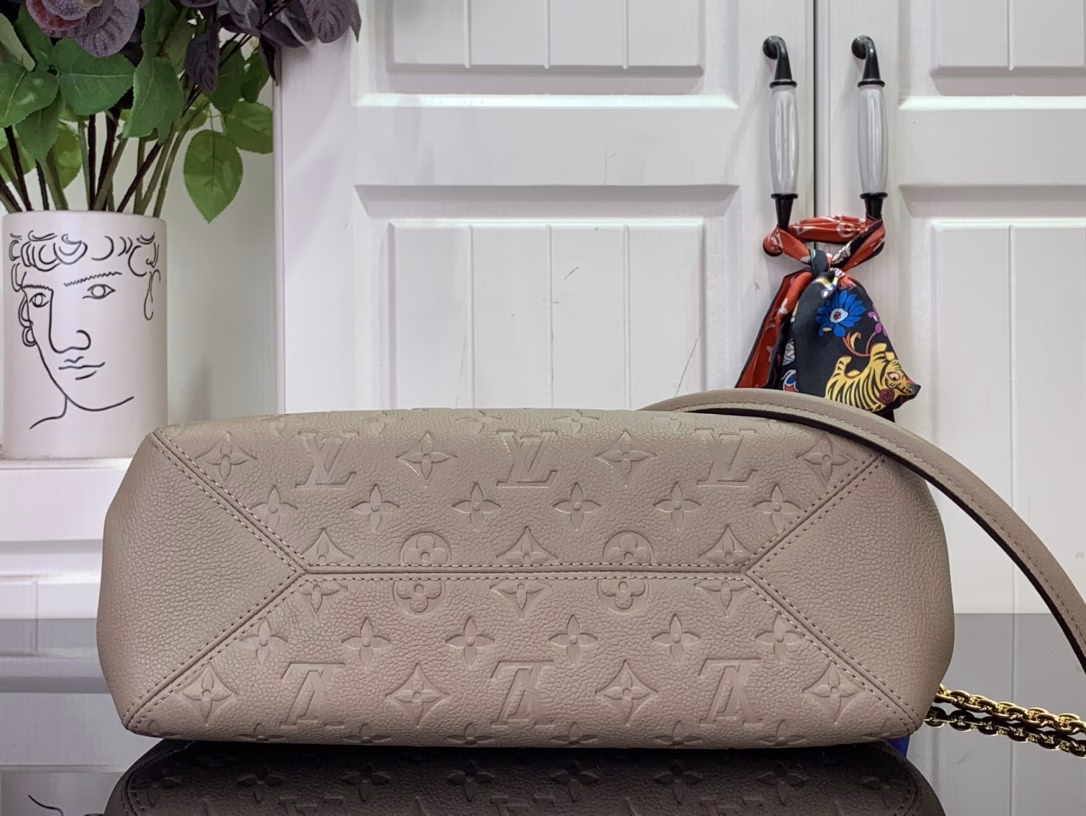 The Anytime Small is a throwback to the Promenade bag, which was first launched in 1988. It is a modern day-to-night choice. The Monogram Empreinte leather provides ample storage for everyday necessities. The LV padlock can also be hung on the sliding chain shoulder strap, allowing for a variety of styling possibilities and carrying options.
