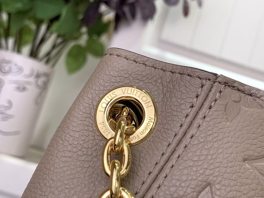 The Anytime Small is a throwback to the Promenade bag, which was first launched in 1988. It is a modern day-to-night choice. The Monogram Empreinte leather provides ample storage for everyday necessities. The LV padlock can also be hung on the sliding chain shoulder strap, allowing for a variety of styling possibilities and carrying options.