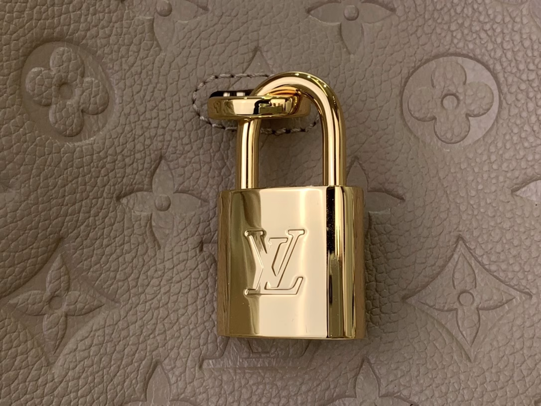 The Anytime Small is a throwback to the Promenade bag, which was first launched in 1988. It is a modern day-to-night choice. The Monogram Empreinte leather provides ample storage for everyday necessities. The LV padlock can also be hung on the sliding chain shoulder strap, allowing for a variety of styling possibilities and carrying options.