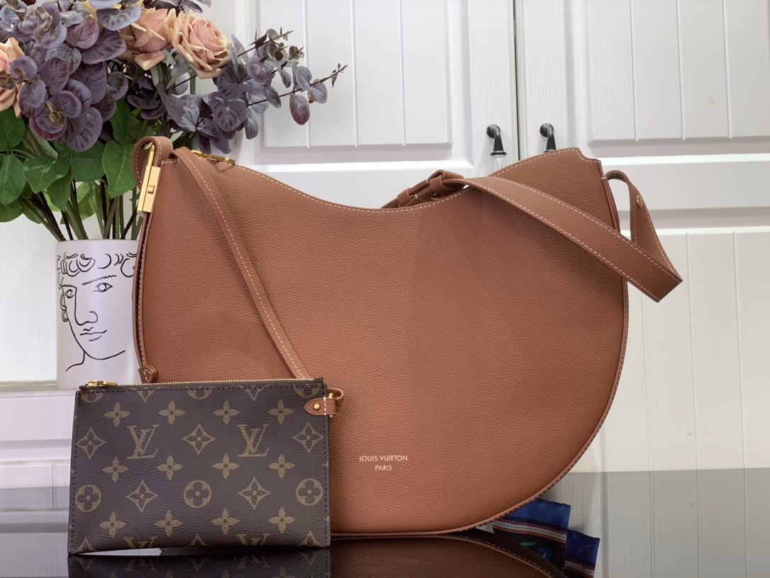 Louis Vuitton launches the Low Key Cookie medium handbag, which highlights the brand's heritage and exquisite craftsmanship with its elegant design. The soft cowhide leather will present a unique color over time, and the old metal padlock and detachable Monogram storage bag are rich details, which can be switched to a variety of carrying methods at will.