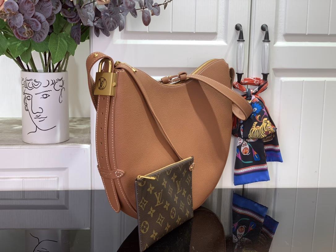 Louis Vuitton launches the Low Key Cookie medium handbag, which highlights the brand's heritage and exquisite craftsmanship with its elegant design. The soft cowhide leather will present a unique color over time, and the old metal padlock and detachable Monogram storage bag are rich details, which can be switched to a variety of carrying methods at will.