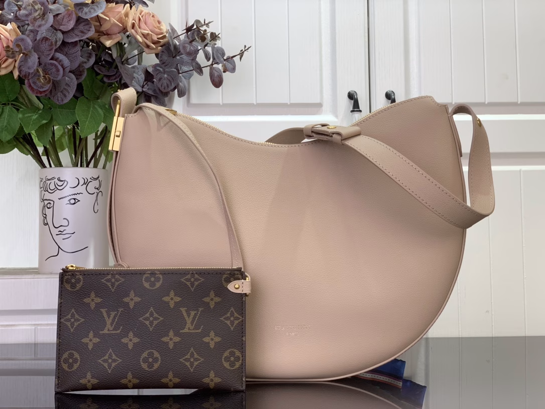 Louis Vuitton launches the Low Key Cookie medium handbag, which highlights the brand's heritage and exquisite craftsmanship with its elegant design. The soft cowhide leather will present a unique color over time, and the old metal padlock and detachable Monogram storage bag are rich details, which can be switched to a variety of carrying methods at will.