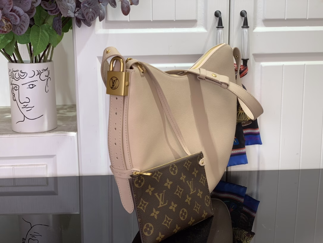 Louis Vuitton launches the Low Key Cookie medium handbag, which highlights the brand's heritage and exquisite craftsmanship with its elegant design. The soft cowhide leather will present a unique color over time, and the old metal padlock and detachable Monogram storage bag are rich details, which can be switched to a variety of carrying methods at will.