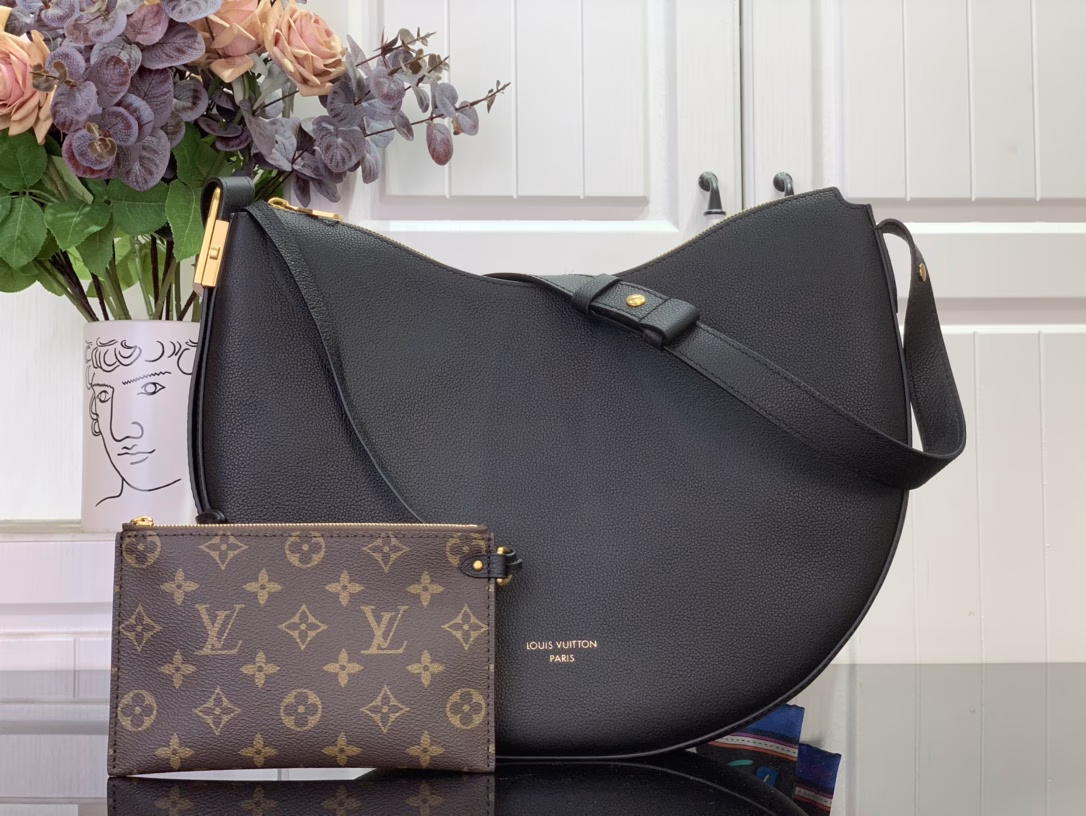 Louis Vuitton launches the Low Key Cookie medium handbag, which highlights the brand's heritage and exquisite craftsmanship with its elegant design. The soft cowhide leather will present a unique color over time, and the old metal padlock and detachable Monogram storage bag are rich details, which can be switched to a variety of carrying methods at will.