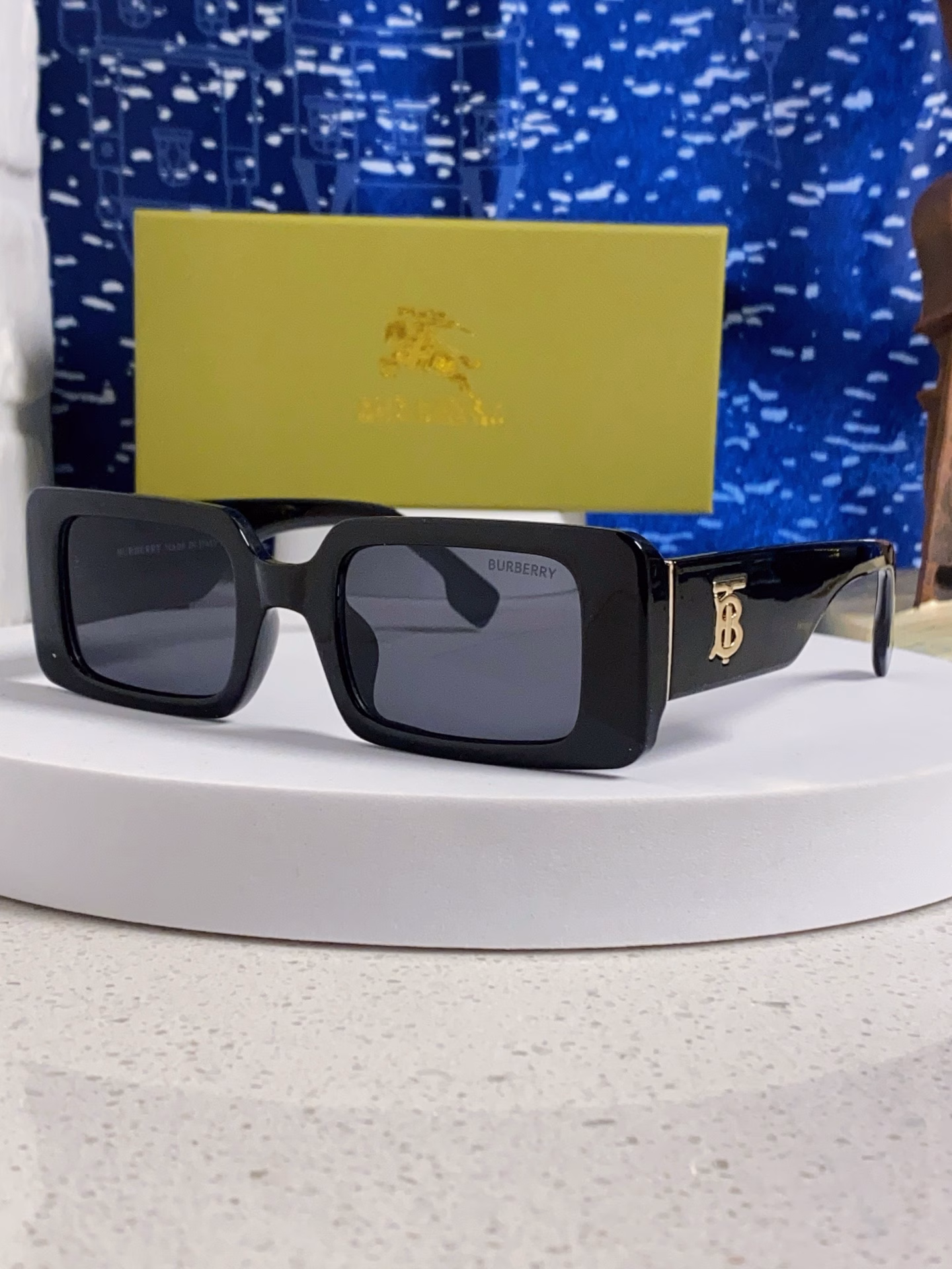 yBurberry classic plaid popular online celebrity style💙Classic luxury global style [strong][cool][kiss] Fashion square frame sunglasses [proud] extraordinary temperament😄 Classic large frame style sunglasses [basketball] top quality