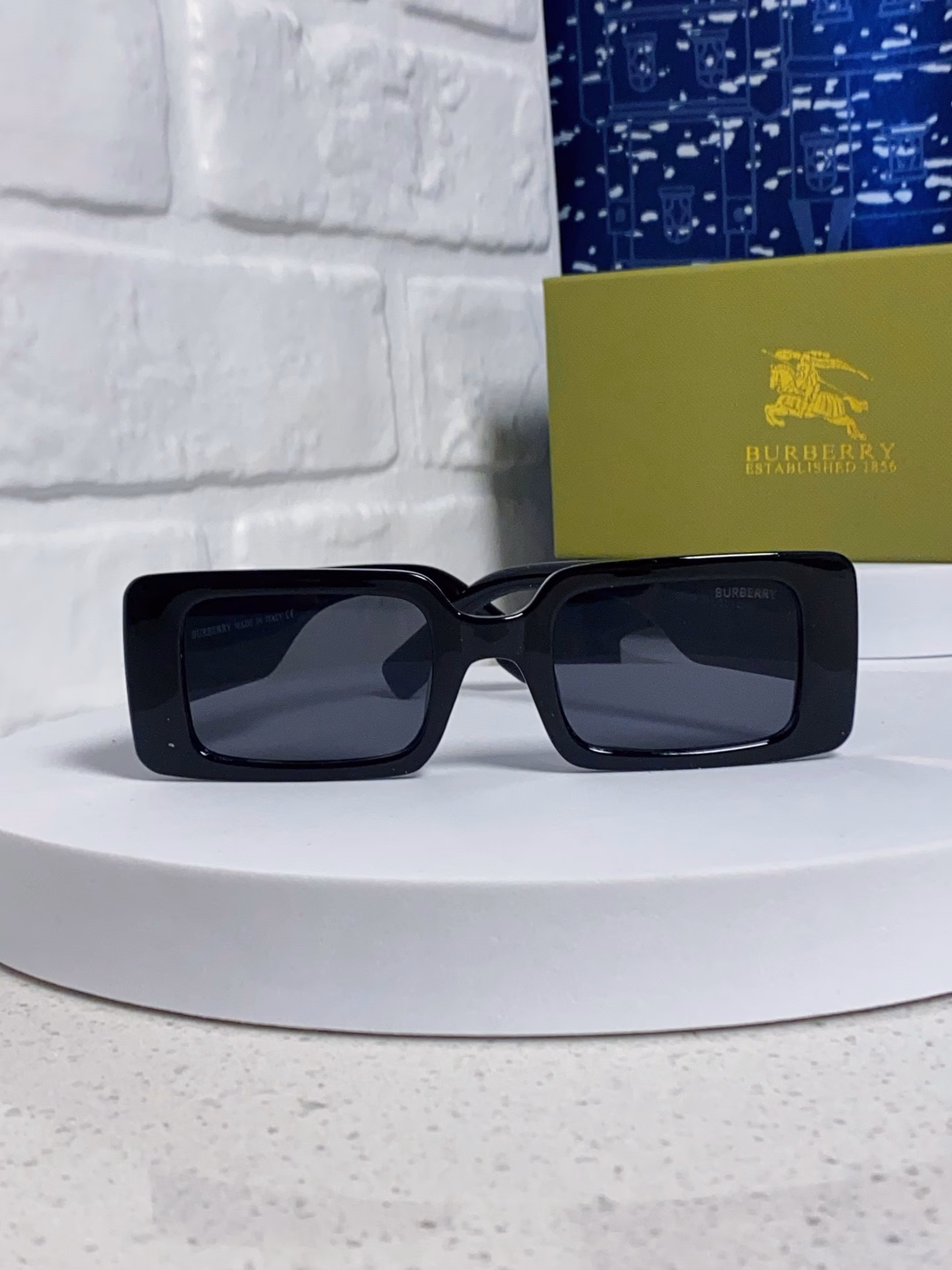 yBurberry classic plaid popular online celebrity style💙Classic luxury global style [strong][cool][kiss] Fashion square frame sunglasses [proud] extraordinary temperament😄 Classic large frame style sunglasses [basketball] top quality