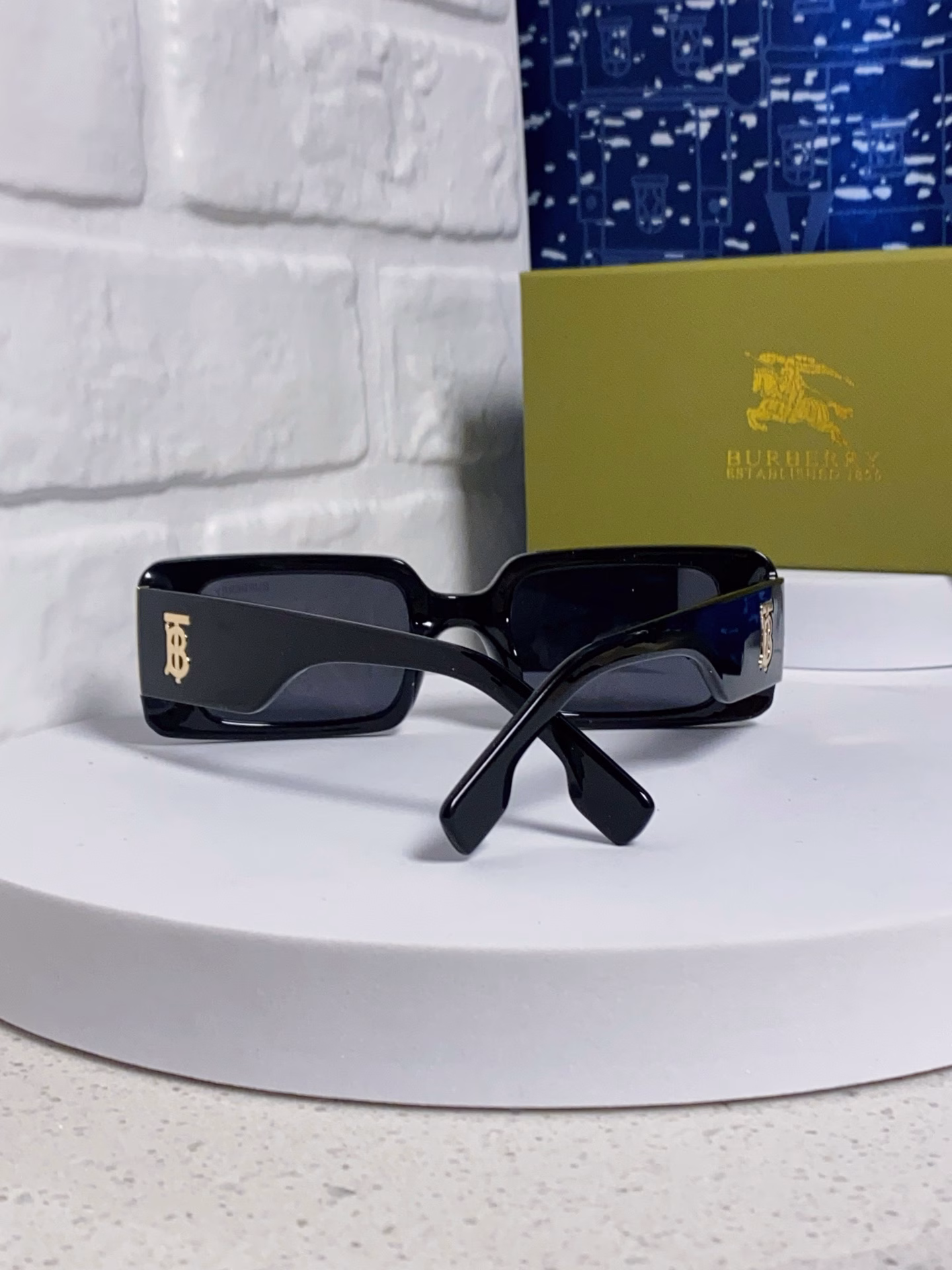 yBurberry classic plaid popular online celebrity style💙Classic luxury global style [strong][cool][kiss] Fashion square frame sunglasses [proud] extraordinary temperament😄 Classic large frame style sunglasses [basketball] top quality