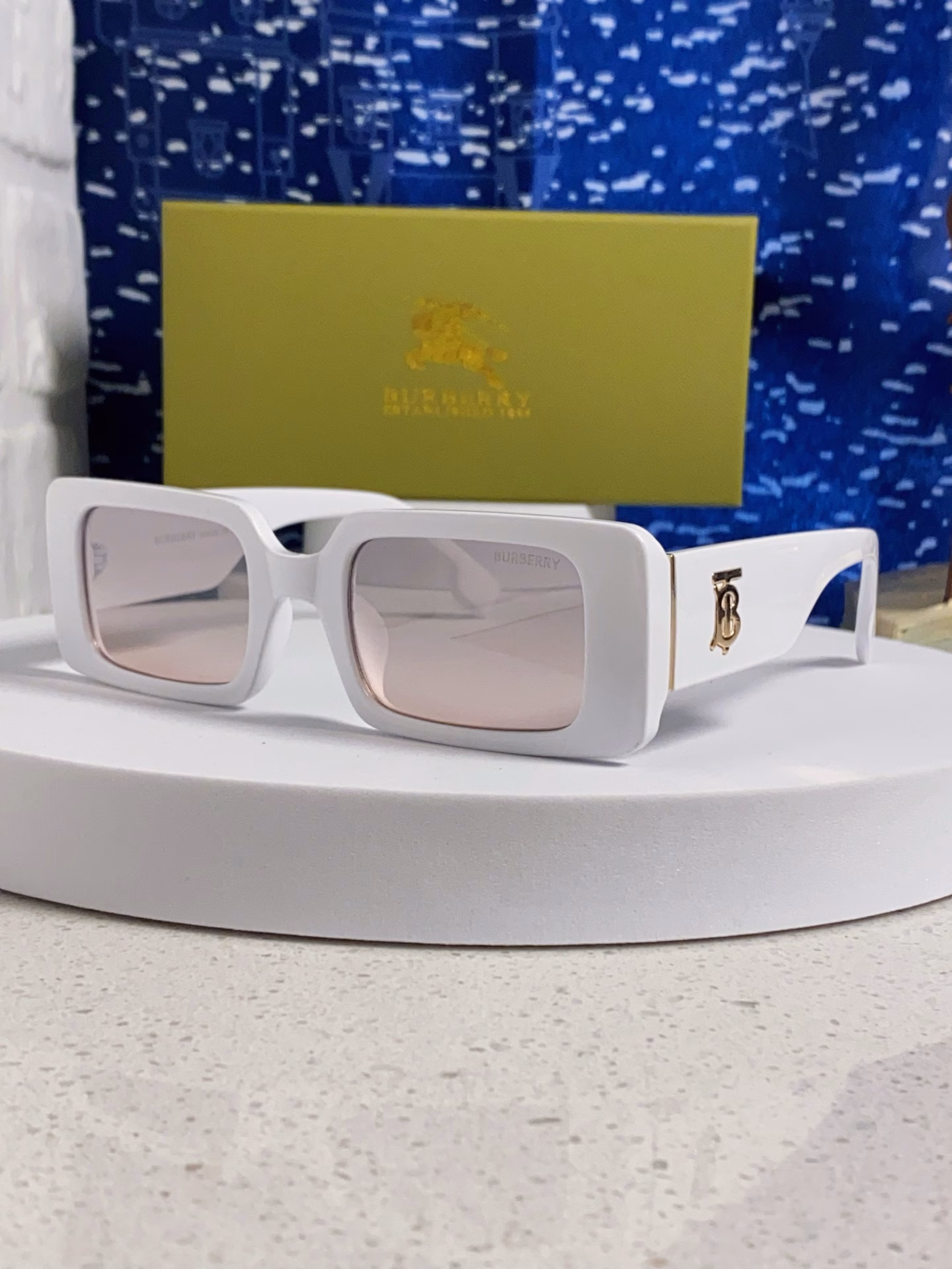 yBurberry classic plaid popular online celebrity style💙Classic luxury global style [strong][cool][kiss] Fashion square frame sunglasses [proud] extraordinary temperament😄 Classic large frame style sunglasses [basketball] top quality