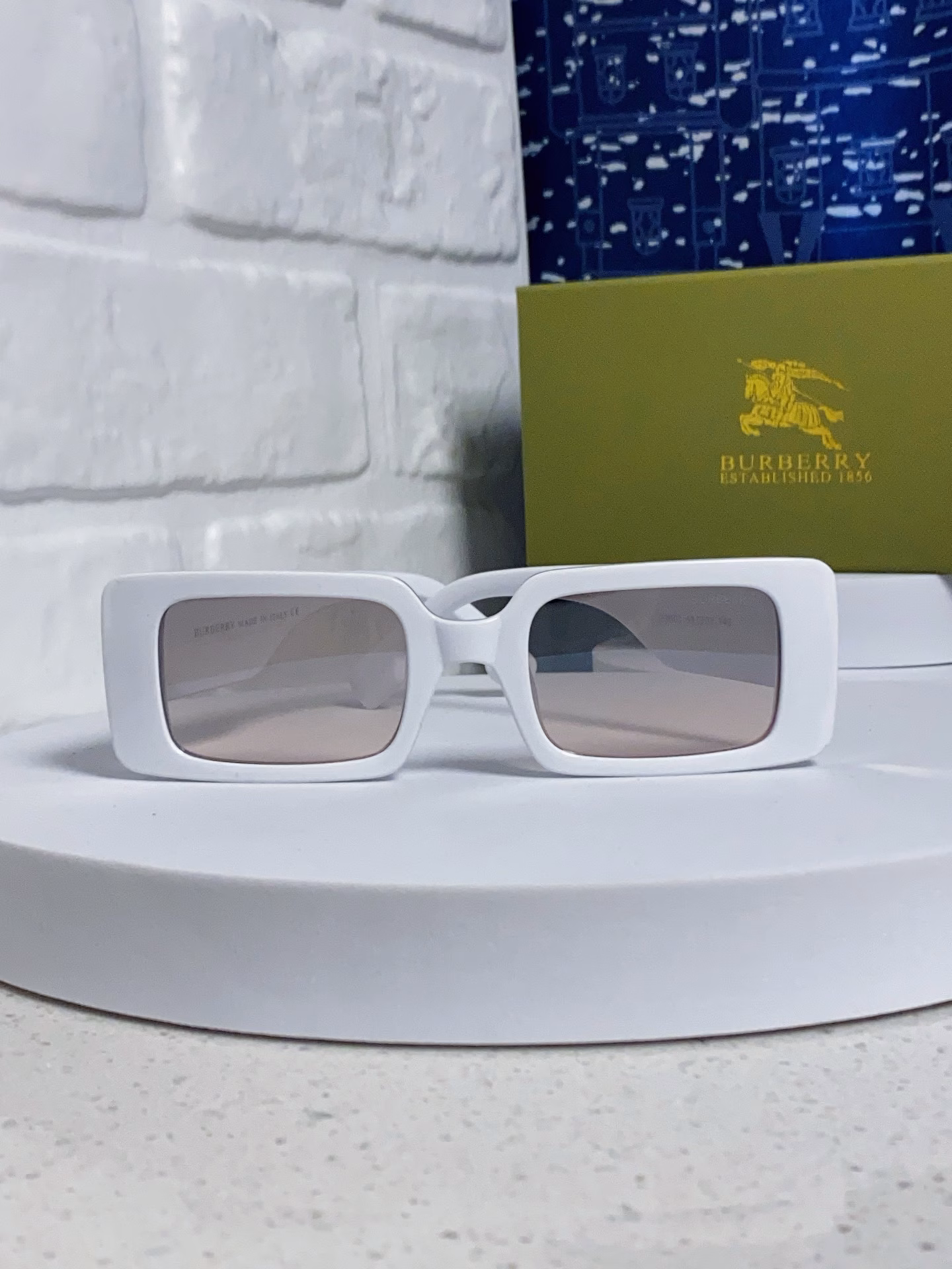 yBurberry classic plaid popular online celebrity style💙Classic luxury global style [strong][cool][kiss] Fashion square frame sunglasses [proud] extraordinary temperament😄 Classic large frame style sunglasses [basketball] top quality