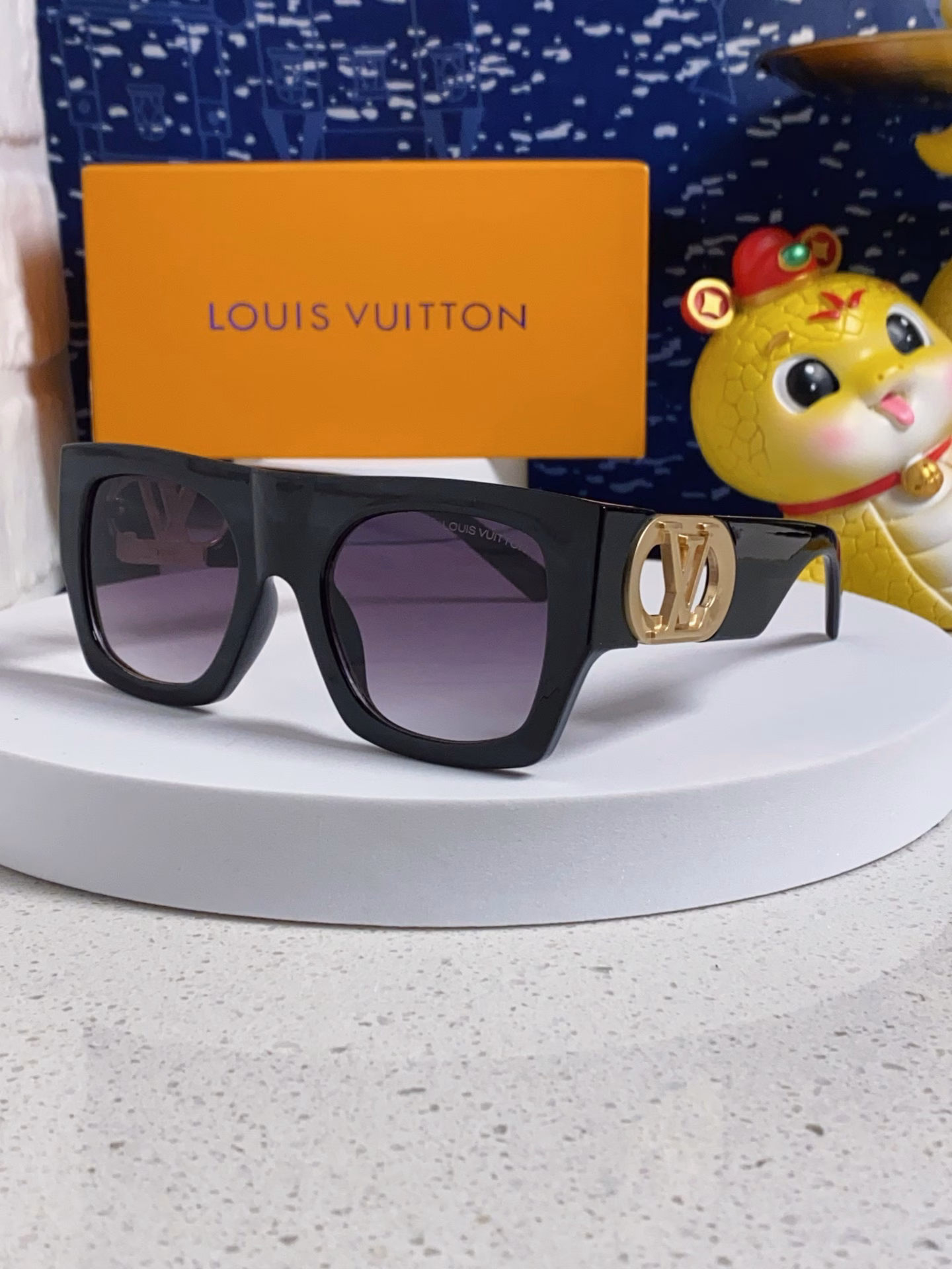 Louis Vuitton finally‼ ️After waiting for so long, Jin Chen's LV look is finally here. The official website promotes the style. The original molded casting legs are matched with thick plate lens rings. Each pair is a masterpiece.