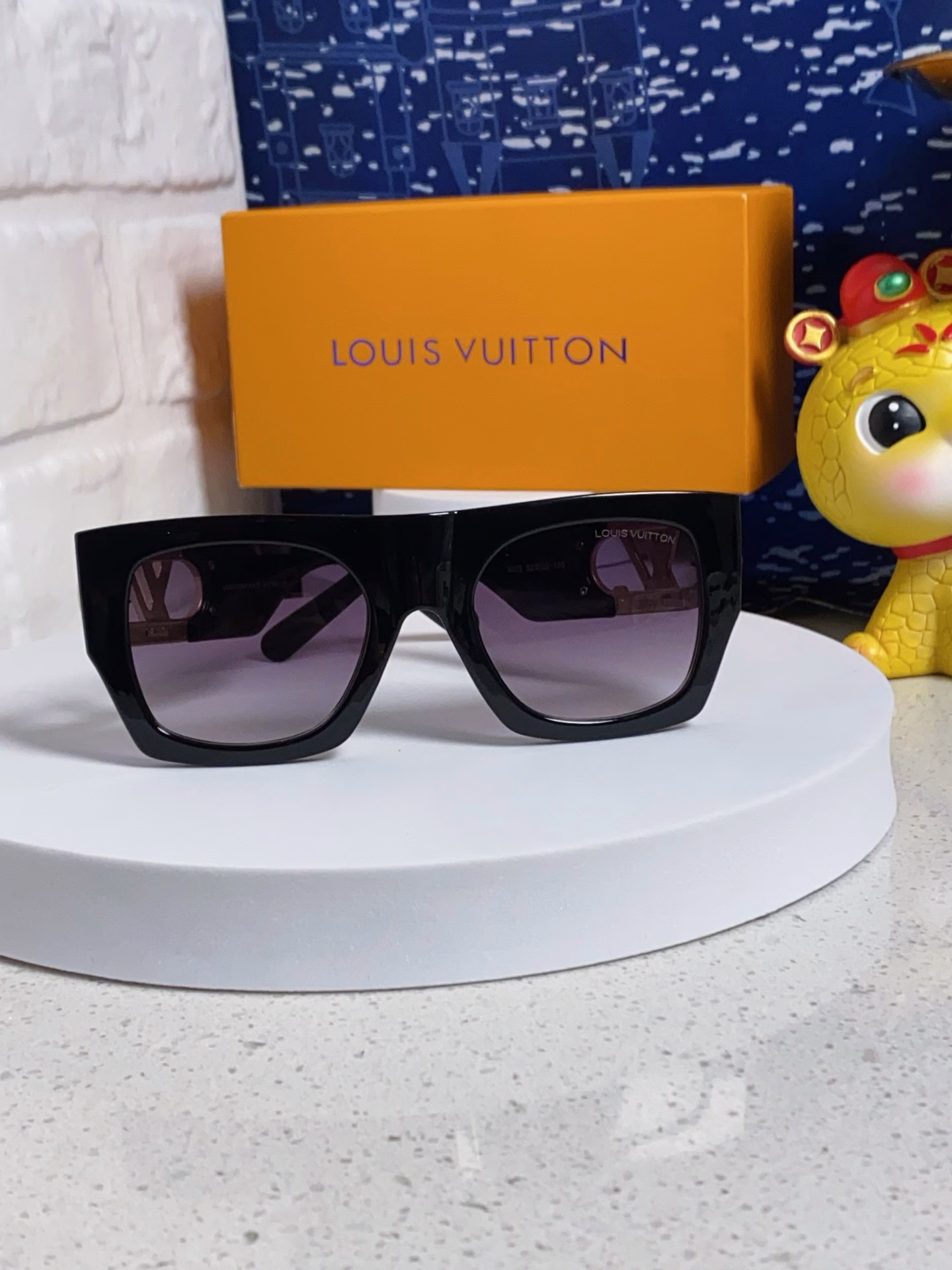 Louis Vuitton finally‼ ️After waiting for so long, Jin Chen's LV look is finally here. The official website promotes the style. The original molded casting legs are matched with thick plate lens rings. Each pair is a masterpiece.