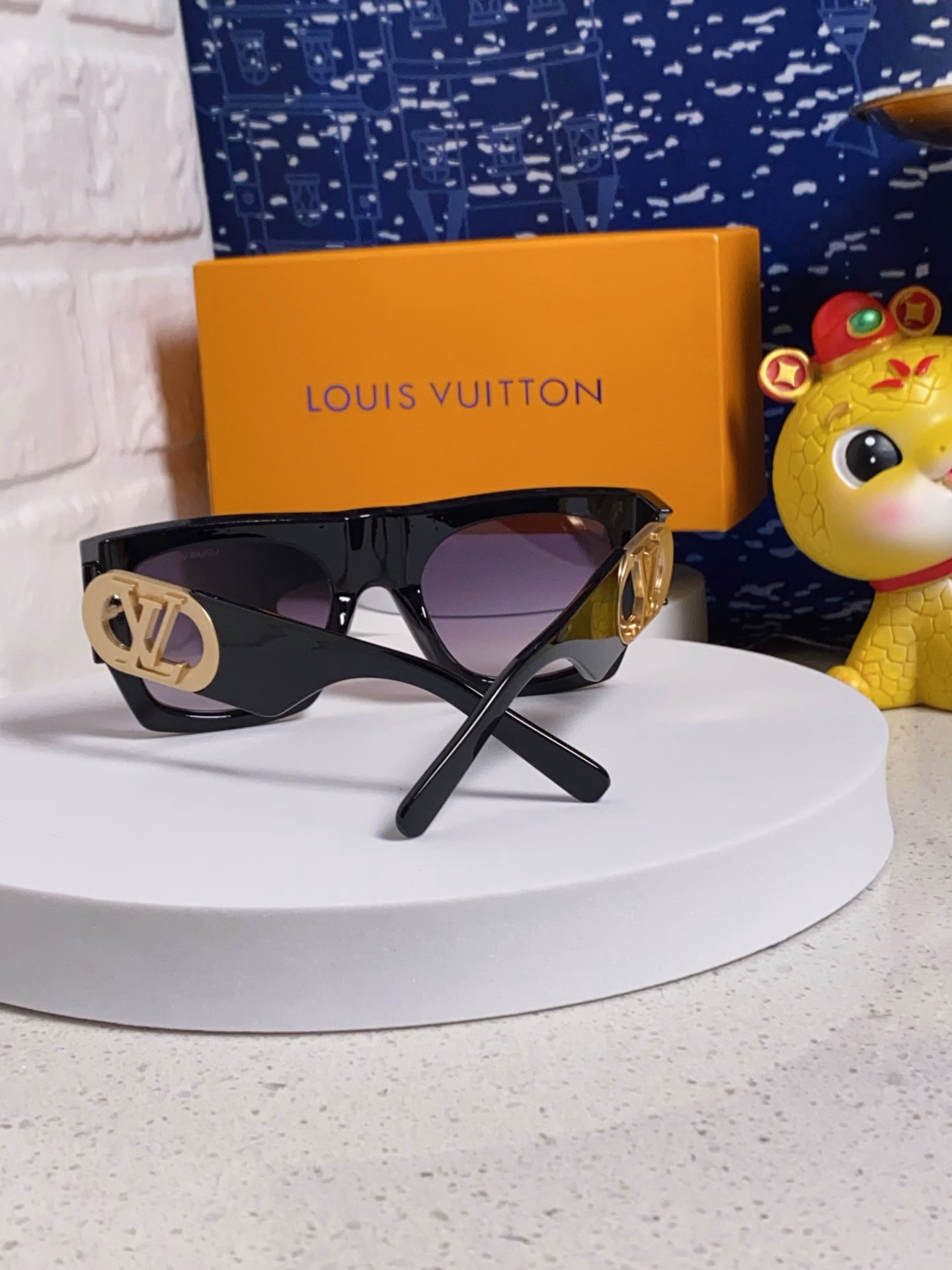 Louis Vuitton finally‼ ️After waiting for so long, Jin Chen's LV look is finally here. The official website promotes the style. The original molded casting legs are matched with thick plate lens rings. Each pair is a masterpiece.
