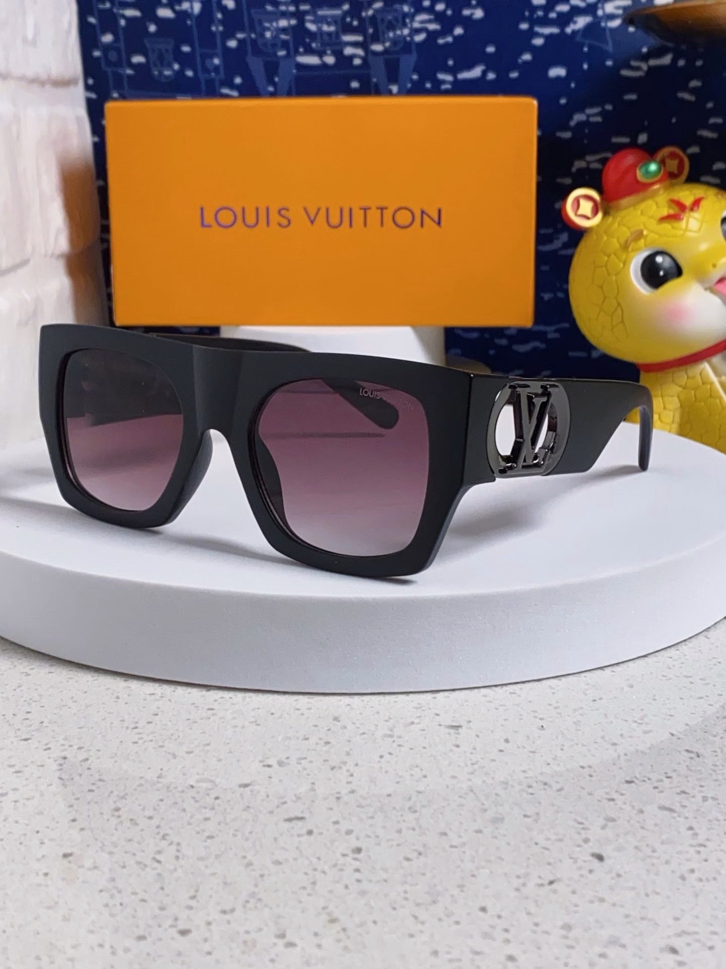 Louis Vuitton finally‼ ️After waiting for so long, Jin Chen's LV look is finally here. The official website promotes the style. The original molded casting legs are matched with thick plate lens rings. Each pair is a masterpiece.