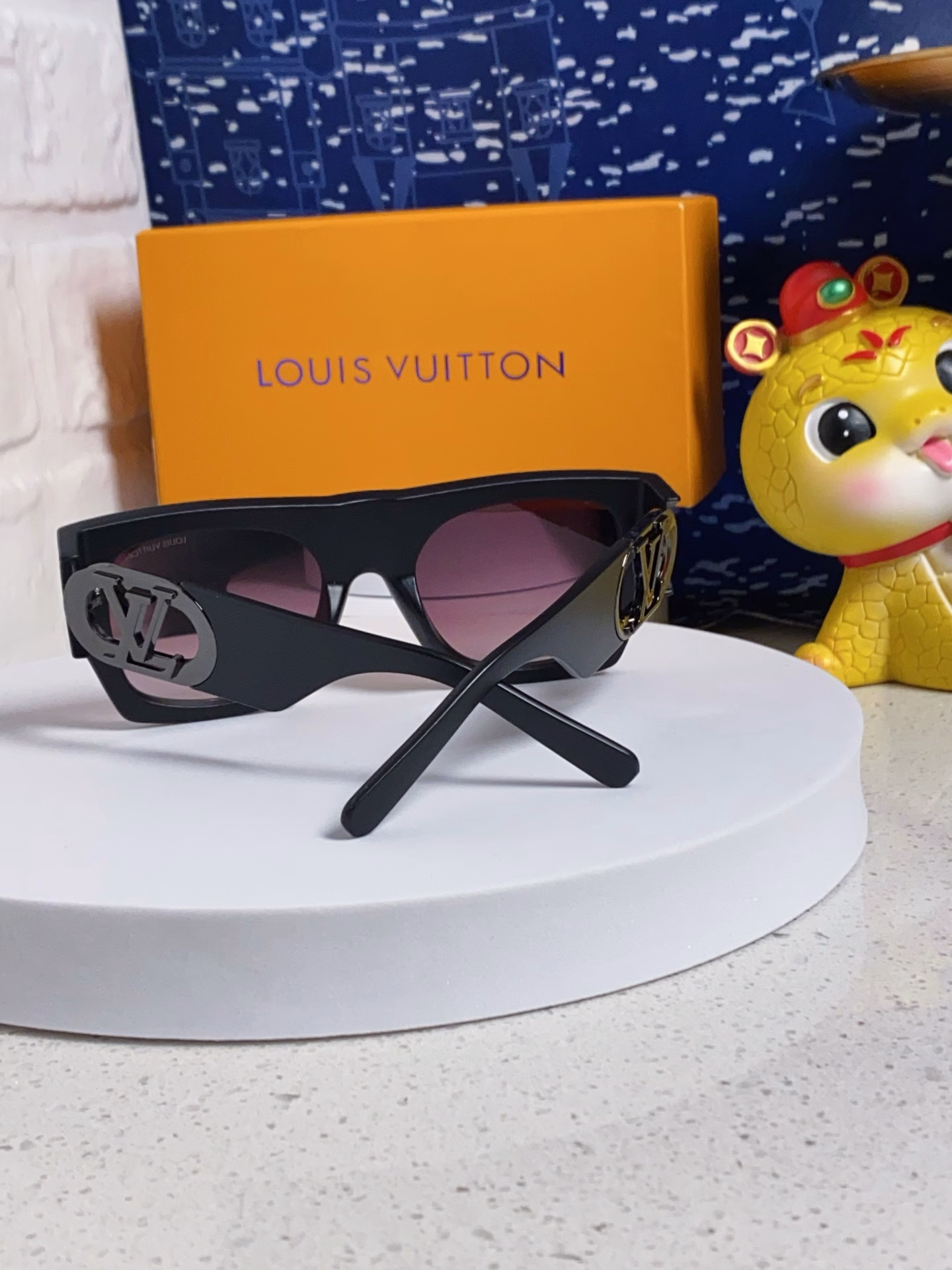 Louis Vuitton finally‼ ️After waiting for so long, Jin Chen's LV look is finally here. The official website promotes the style. The original molded casting legs are matched with thick plate lens rings. Each pair is a masterpiece.