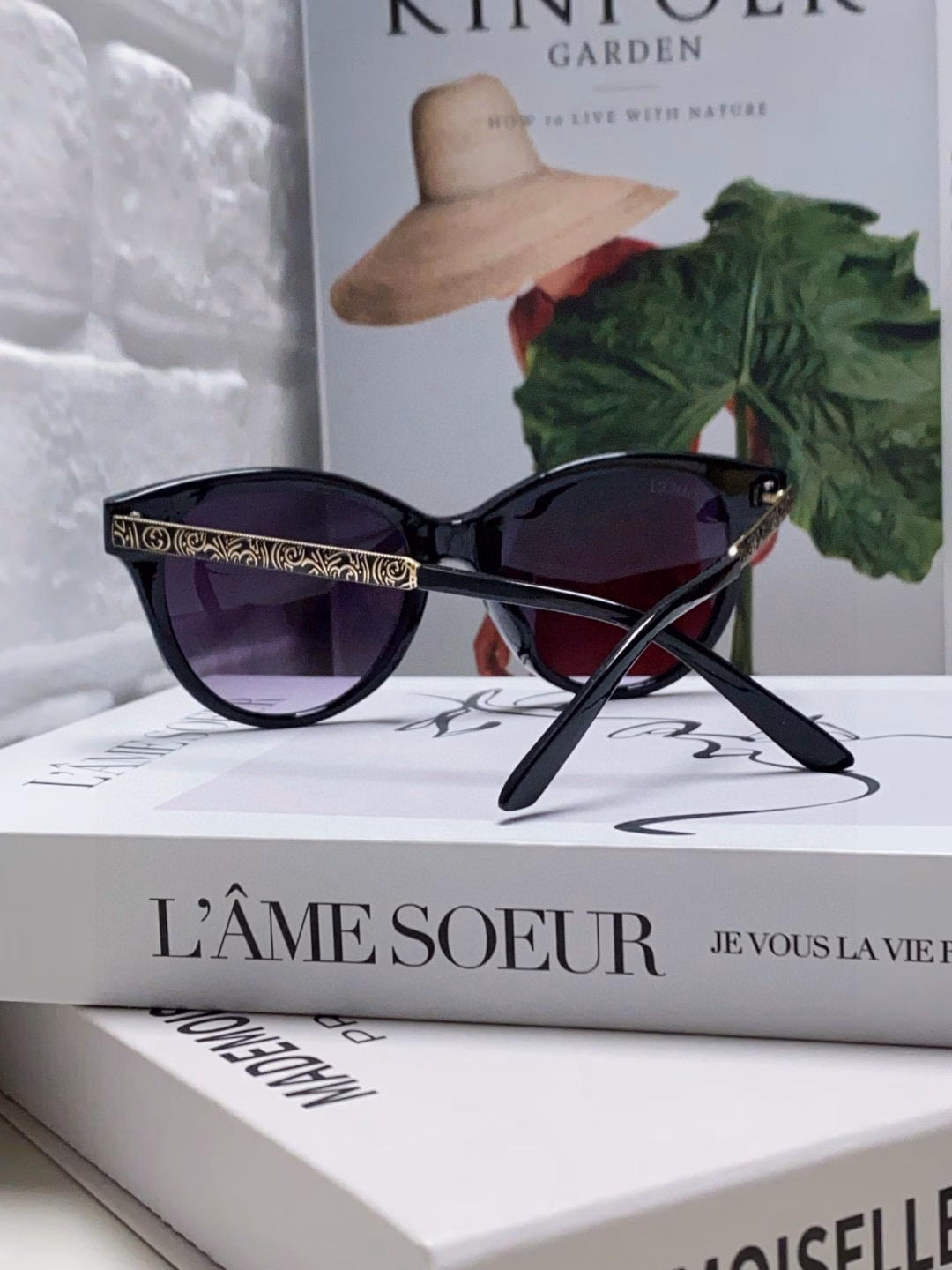Gucci's new bee sunglasses are high-end, with metal hinges and UV protection. Outdoor fashion sunglasses show your face and small eyes.
