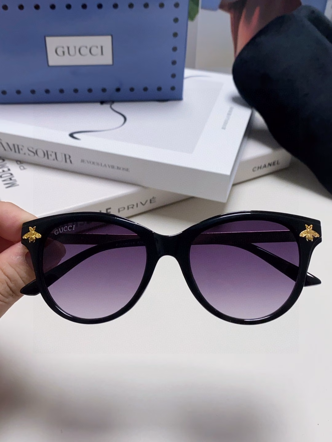 Gucci's new bee sunglasses are high-end, with metal hinges and UV protection. Outdoor fashion sunglasses show your face and small eyes.