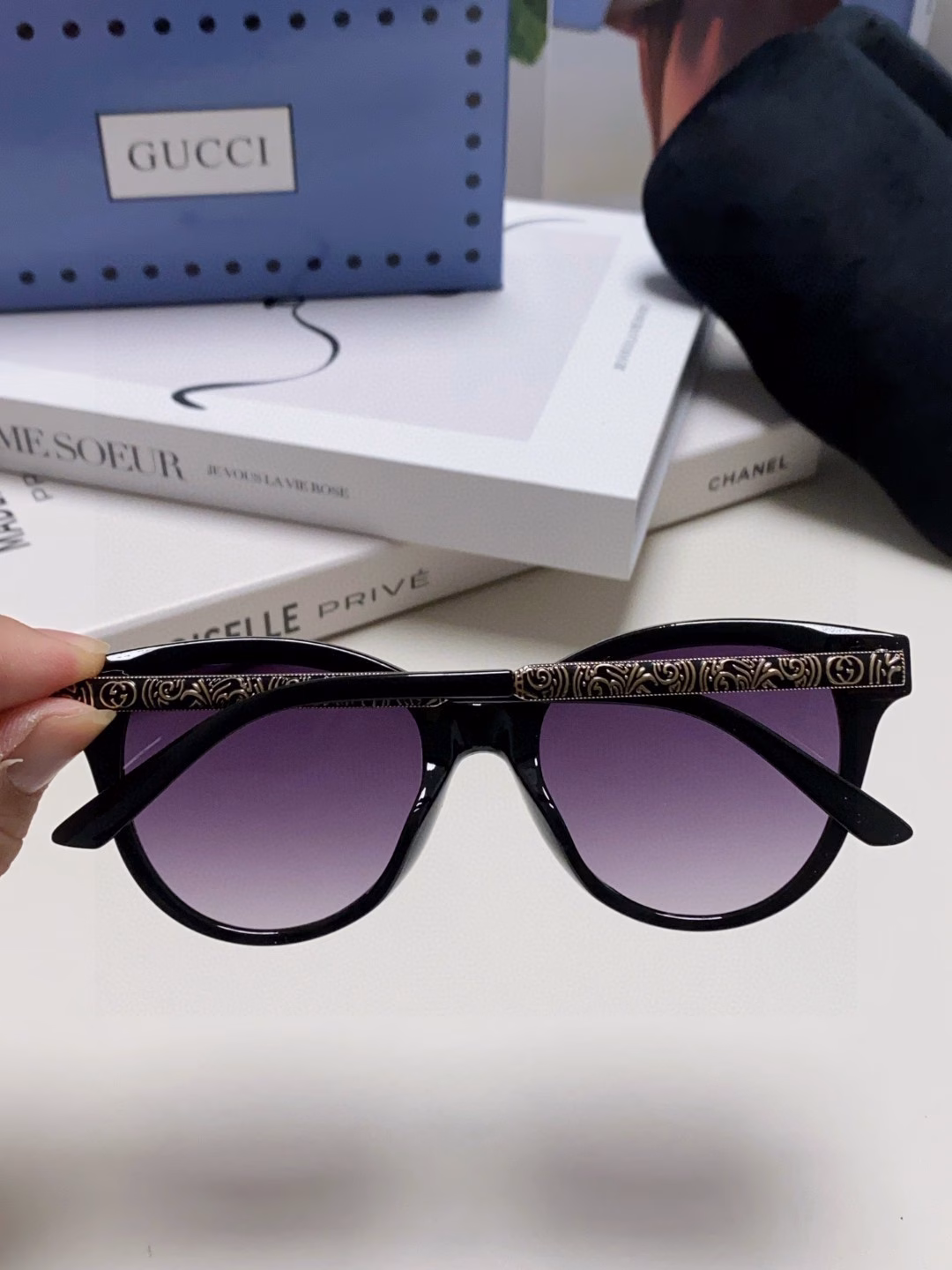 Gucci's new bee sunglasses are high-end, with metal hinges and UV protection. Outdoor fashion sunglasses show your face and small eyes.