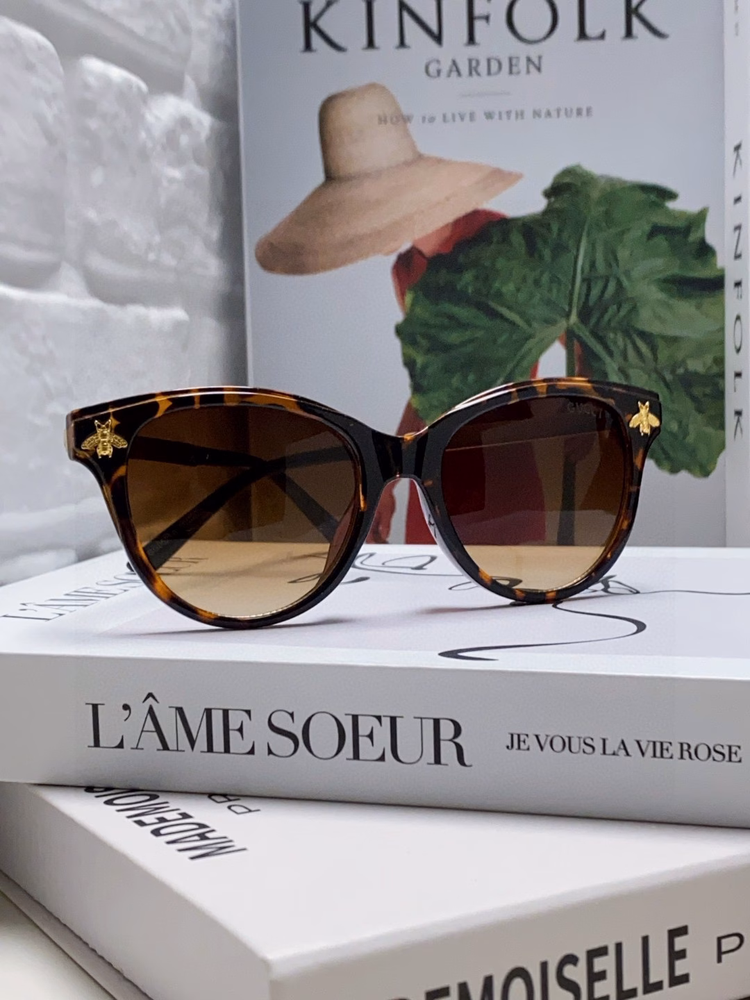 Gucci's new bee sunglasses are high-end, with metal hinges and UV protection. Outdoor fashion sunglasses show your face and small eyes.