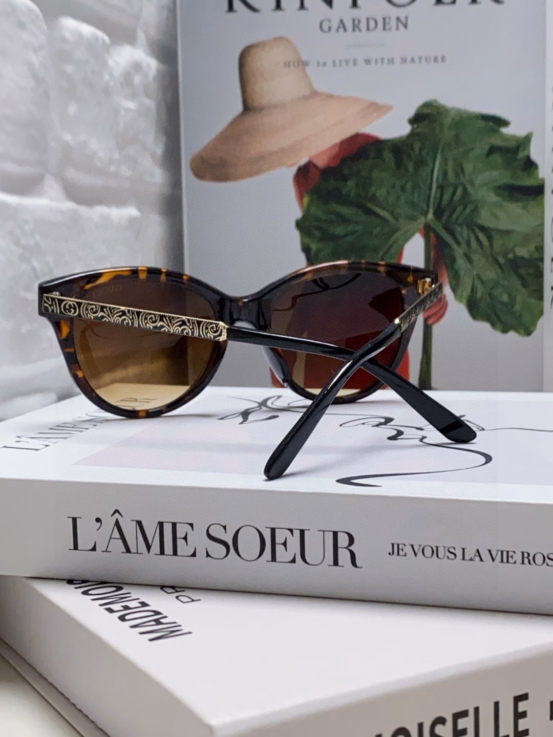 Gucci's new bee sunglasses are high-end, with metal hinges and UV protection. Outdoor fashion sunglasses show your face and small eyes.