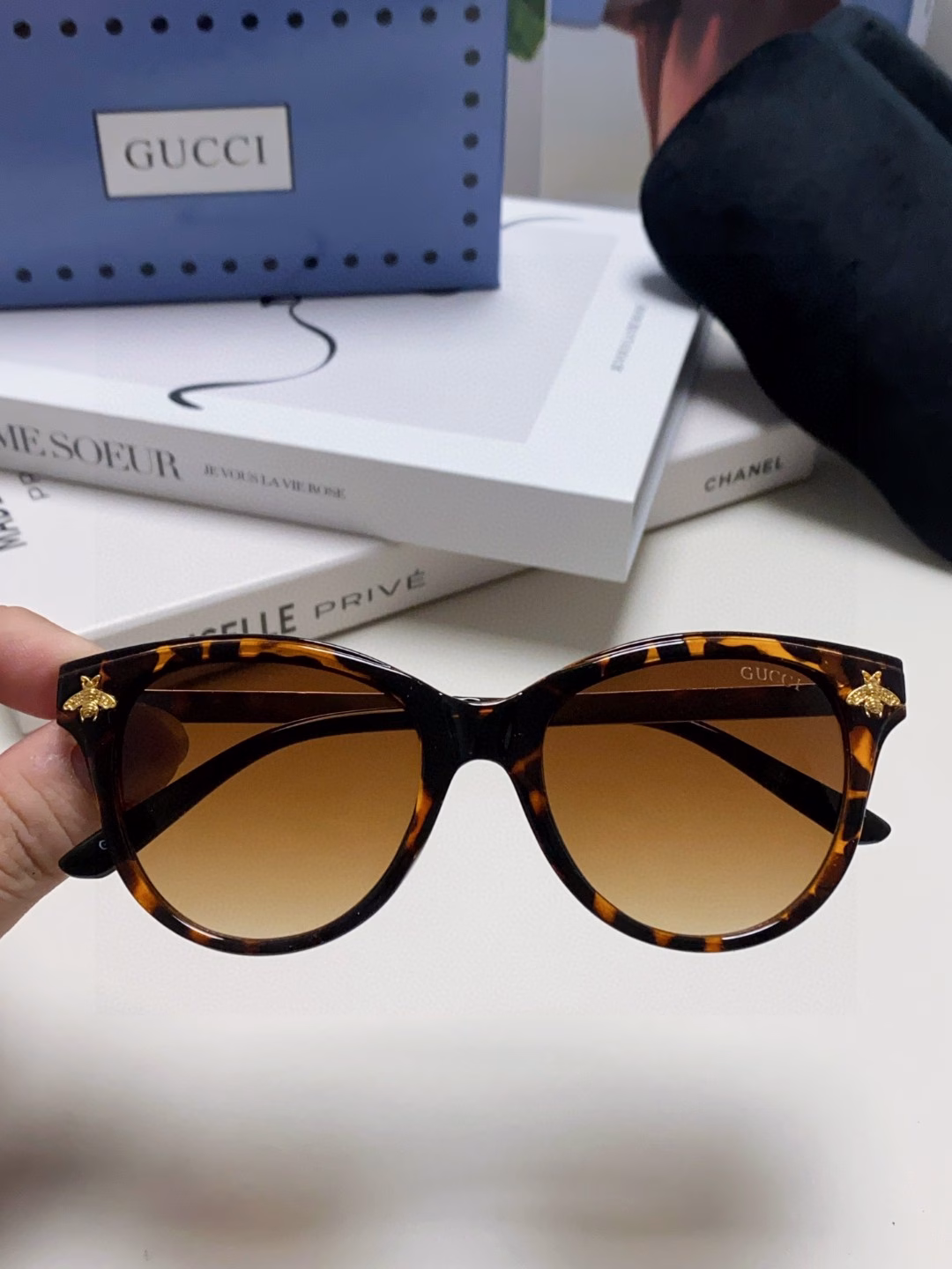 Gucci's new bee sunglasses are high-end, with metal hinges and UV protection. Outdoor fashion sunglasses show your face and small eyes.