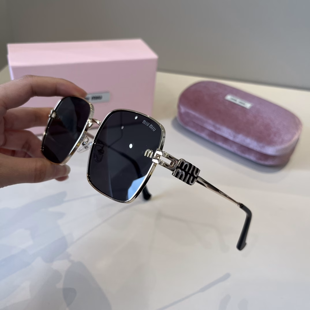 MIUMIU girls' new colors are here~ Sunglasses that you want to weld on your faceHard goods are not afraid of being late~ It took several months for ZP to make moldsAny details are perfectly reproduced, no color difference comparison on the official website