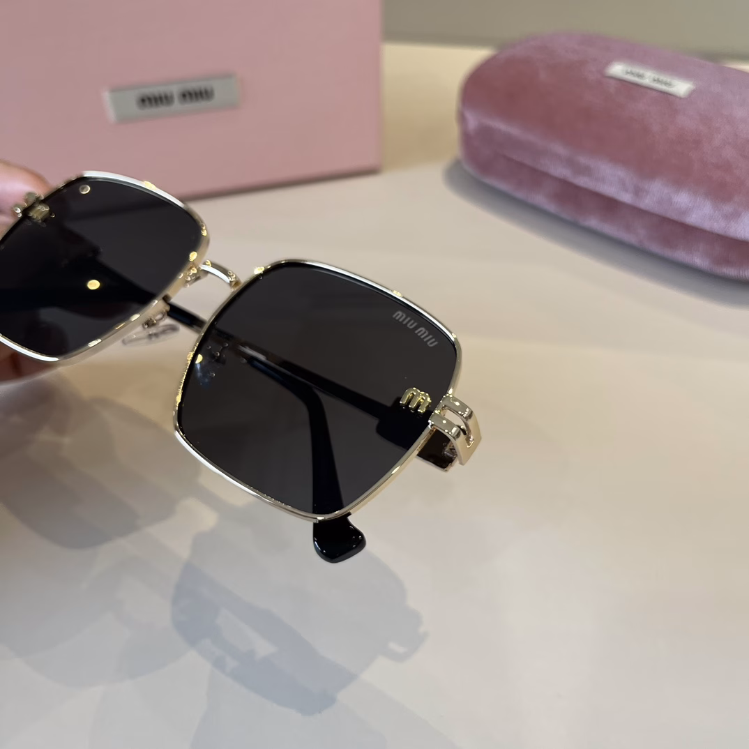 MIUMIU girls' new colors are here~ Sunglasses that you want to weld on your faceHard goods are not afraid of being late~ It took several months for ZP to make moldsAny details are perfectly reproduced, no color difference comparison on the official website