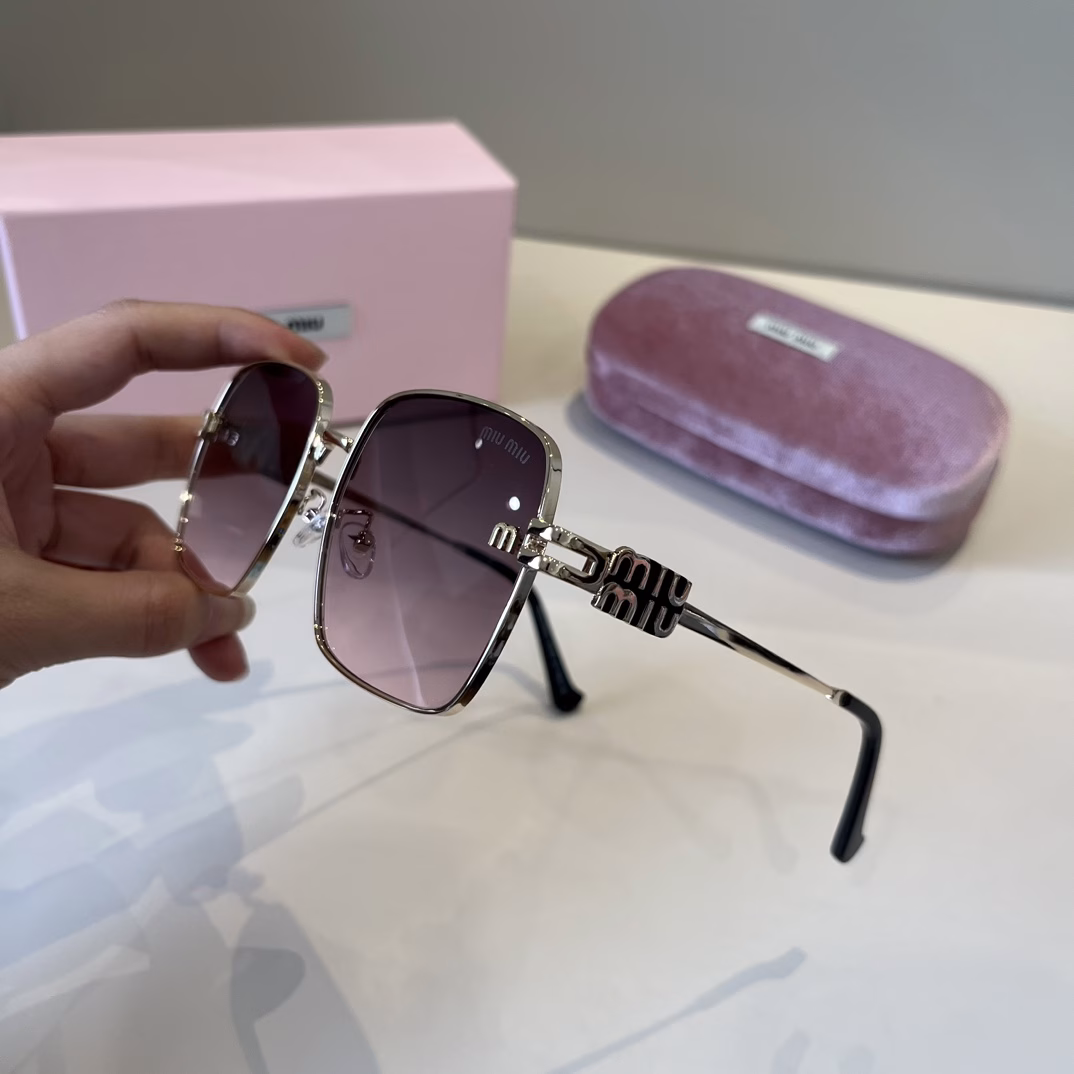 MIUMIU girls' new colors are here~ Sunglasses that you want to weld on your faceHard goods are not afraid of being late~ It took several months for ZP to make moldsAny details are perfectly reproduced, no color difference comparison on the official website