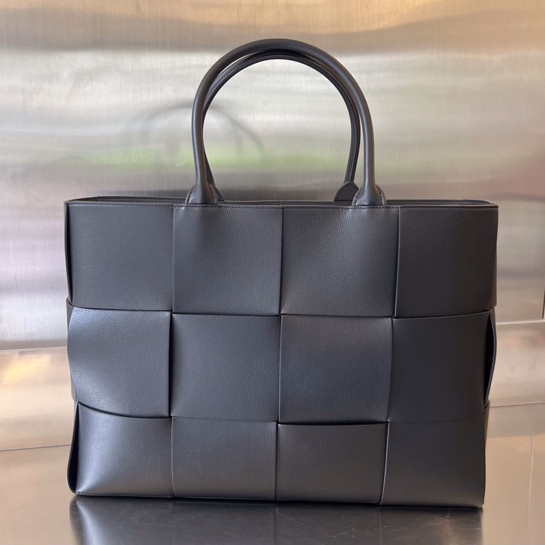 New large tote bag for autumn and winter 2022. 680165 Full of autumn and winter atmosphere🦌 Flat cowhide exterior with sheepskin lining. The color-blocked tote bag is super unique~[Fist] If you think the original single-color tote bag is mediocre, then take a look at this more fashionable color-blocked combination. Get ready for autumn! Made of soft cowhide, it feels soft and warm. The simple color with the looming bright color is very attractive. The capacity is amazing. Laptops can be easily put down, and it is not divided by men and women. It is really cool and advanced. Let it be your most intimate bag this autumn [heart