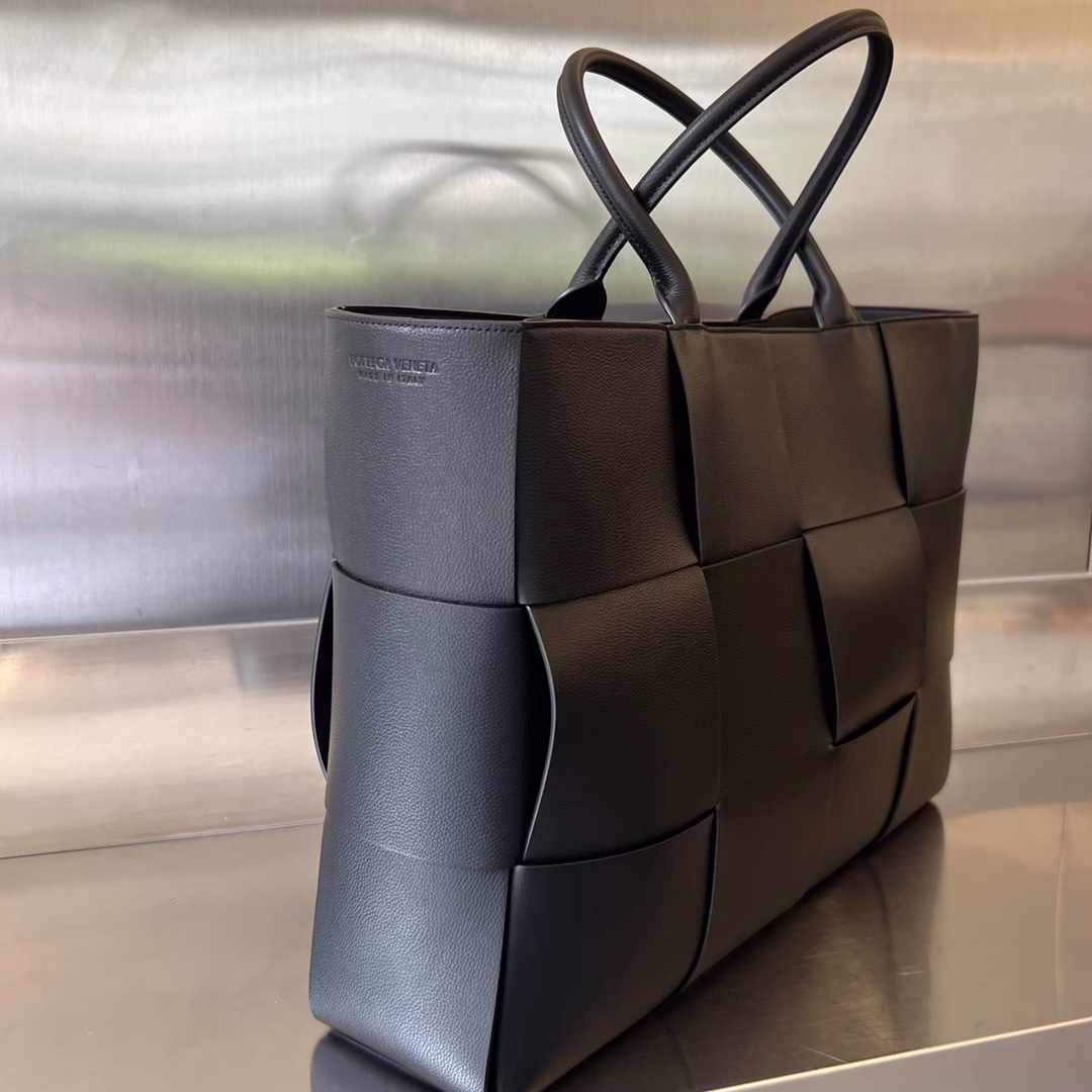 New large tote bag for autumn and winter 2022. 680165 Full of autumn and winter atmosphere🦌 Flat cowhide exterior with sheepskin lining. The color-blocked tote bag is super unique~[Fist] If you think the original single-color tote bag is mediocre, then take a look at this more fashionable color-blocked combination. Get ready for autumn! Made of soft cowhide, it feels soft and warm. The simple color with the looming bright color is very attractive. The capacity is amazing. Laptops can be easily put down, and it is not divided by men and women. It is really cool and advanced. Let it be your most intimate bag this autumn [heart