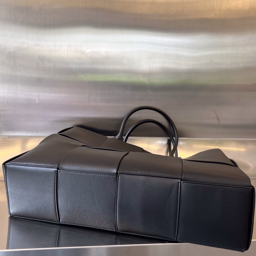 New large tote bag for autumn and winter 2022. 680165 Full of autumn and winter atmosphere🦌 Flat cowhide exterior with sheepskin lining. The color-blocked tote bag is super unique~[Fist] If you think the original single-color tote bag is mediocre, then take a look at this more fashionable color-blocked combination. Get ready for autumn! Made of soft cowhide, it feels soft and warm. The simple color with the looming bright color is very attractive. The capacity is amazing. Laptops can be easily put down, and it is not divided by men and women. It is really cool and advanced. Let it be your most intimate bag this autumn [heart