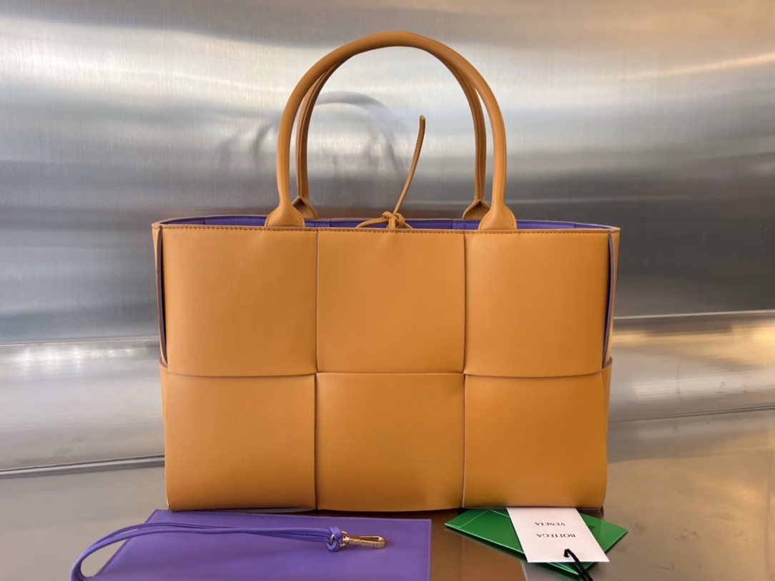 𝐀𝐑𝐂𝐎 𝐓𝐎𝐓𝐄 Braided leather tote 3-grid almond colorThe elegant tote bag is here. The large braided element bag is a great commuter bag with high mercerized fabric. The overall simple design is simple and fashionable, and it is easy to match with the upper body. It has a strong iconic cold style, light and versatile. It is a favorite of many people. You can’t go wrong with this one!