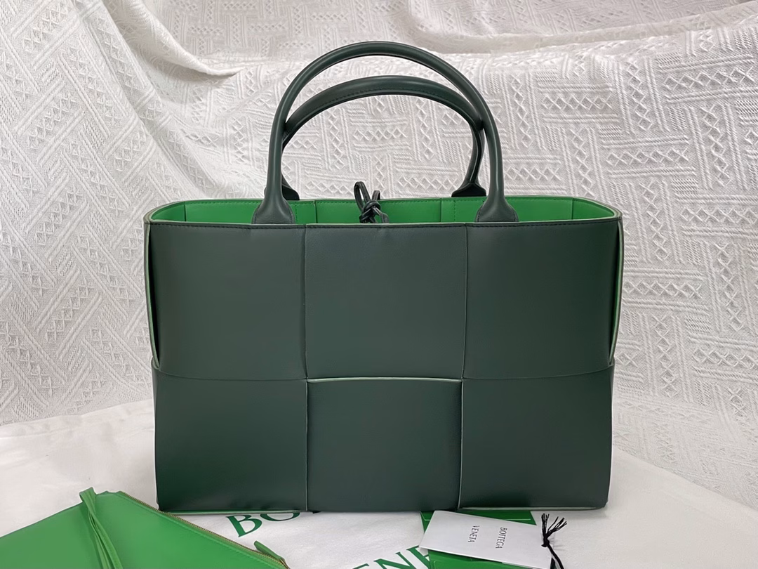 𝐀𝐑𝐂𝐎 𝐓𝐎𝐓𝐄 Braided leather tote 3-grid almond colorThe elegant tote bag is here. The large braided element bag is a great commuter bag with high mercerized fabric. The overall simple design is simple and fashionable, and it is easy to match with the upper body. It has a strong iconic cold style, light and versatile. It is a favorite of many people. You can’t go wrong with this one!