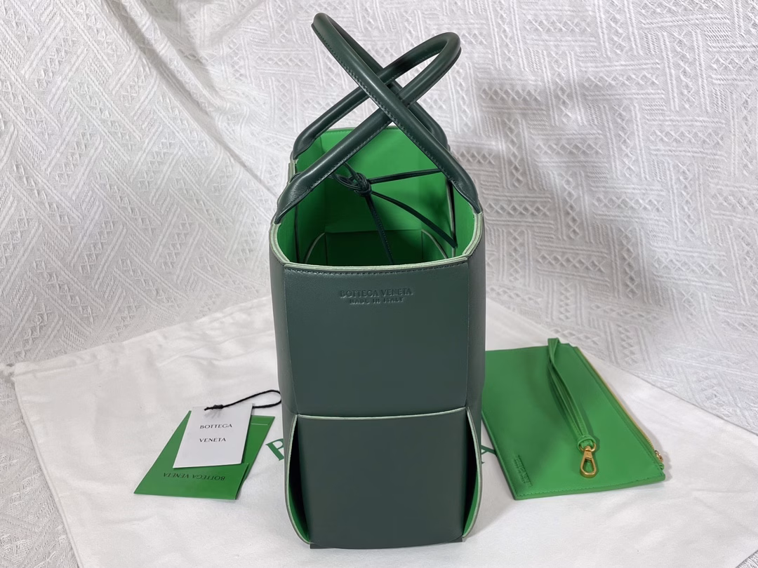 𝐀𝐑𝐂𝐎 𝐓𝐎𝐓𝐄 Braided leather tote 3-grid almond colorThe elegant tote bag is here. The large braided element bag is a great commuter bag with high mercerized fabric. The overall simple design is simple and fashionable, and it is easy to match with the upper body. It has a strong iconic cold style, light and versatile. It is a favorite of many people. You can’t go wrong with this one!