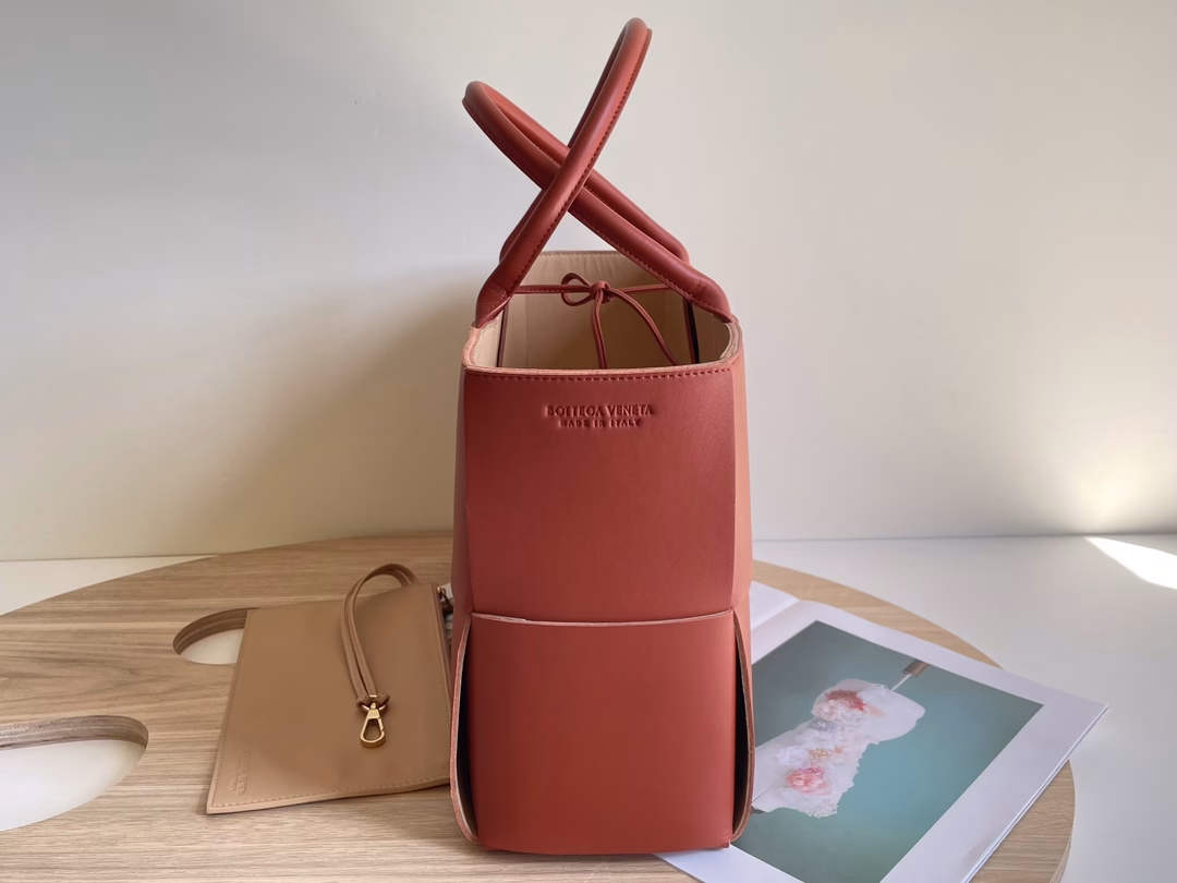 𝐀𝐑𝐂𝐎 𝐓𝐎𝐓𝐄 Braided leather tote 3-grid almond colorThe elegant tote bag is here. The large braided element bag is a great commuter bag with high mercerized fabric. The overall simple design is simple and fashionable, and it is easy to match with the upper body. It has a strong iconic cold style, light and versatile. It is a favorite of many people. You can’t go wrong with this one!