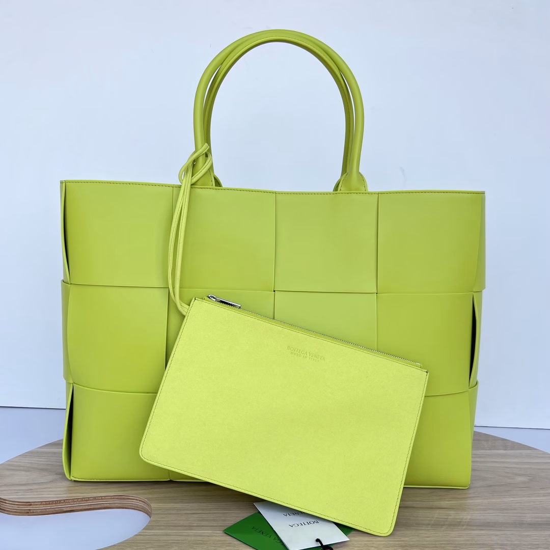 New large tote bag for autumn and winter 2022. 680165 Full of autumn and winter atmosphere🦌 Flat cowhide exterior with sheepskin lining. The color-blocked tote bag is super unique~ [Fist] If you think the original single-color tote bag is mediocre, then take a look at this more fashionable color-blocked combination. Get ready for autumn! Made of soft cowhide, it feels soft and warm. The simple color with the looming bright color is very attractive. The capacity is amazing. Laptops can be easily put down, and it is not divided by men and women. It is really cool and advanced. Let it be your most intimate bag this autumn.