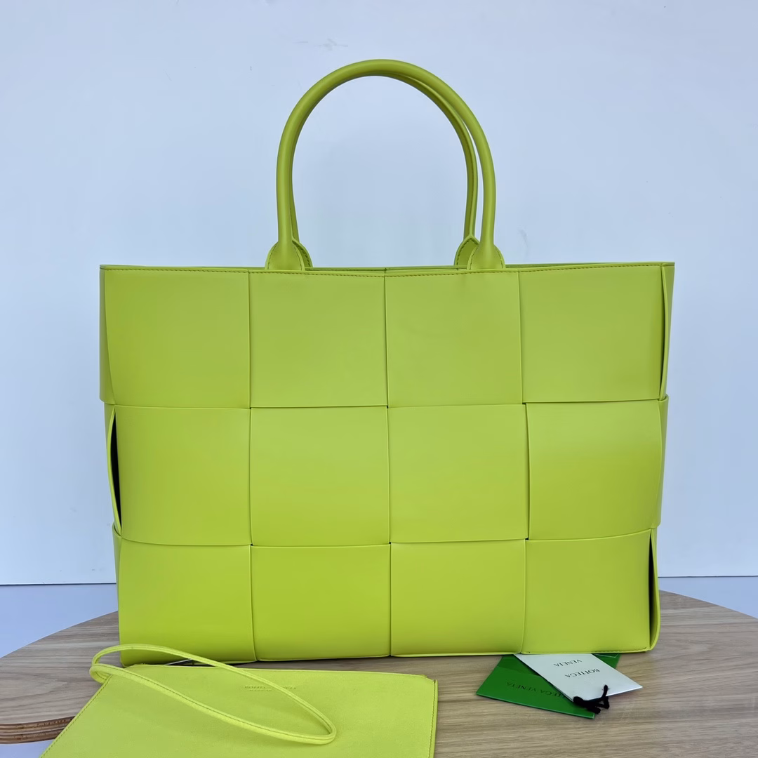 New large tote bag for autumn and winter 2022. 680165 Full of autumn and winter atmosphere🦌 Flat cowhide exterior with sheepskin lining. The color-blocked tote bag is super unique~ [Fist] If you think the original single-color tote bag is mediocre, then take a look at this more fashionable color-blocked combination. Get ready for autumn! Made of soft cowhide, it feels soft and warm. The simple color with the looming bright color is very attractive. The capacity is amazing. Laptops can be easily put down, and it is not divided by men and women. It is really cool and advanced. Let it be your most intimate bag this autumn.