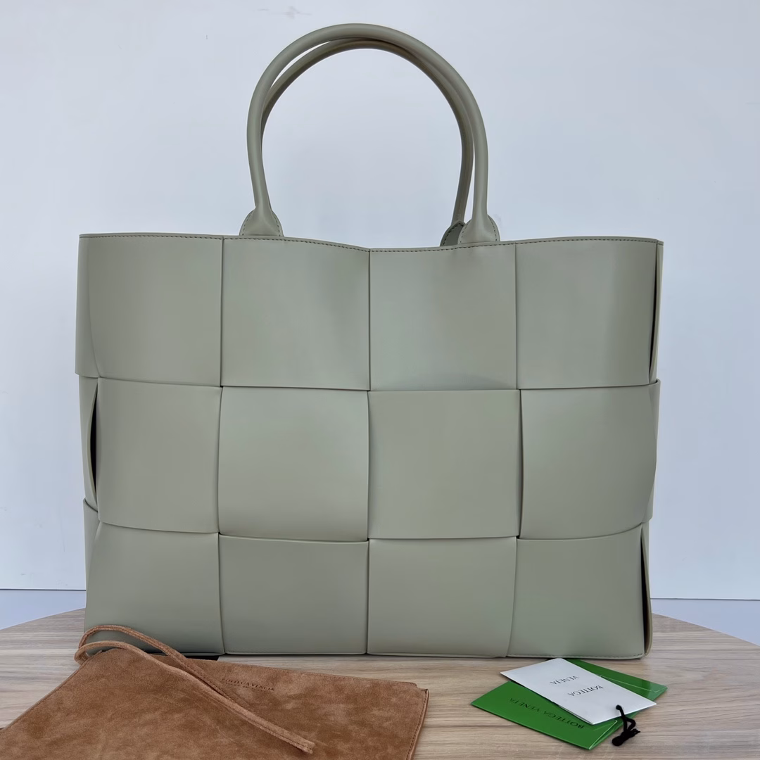 New large tote bag for autumn and winter 2022. 680165 Full of autumn and winter atmosphere🦌 Flat cowhide exterior with sheepskin lining. The color-blocked tote bag is super unique~ [Fist] If you think the original single-color tote bag is mediocre, then take a look at this more fashionable color-blocked combination. Get ready for autumn! Made of soft cowhide, it feels soft and warm. The simple color with the looming bright color is very attractive. The capacity is amazing. Laptops can be easily put down, and it is not divided by men and women. It is really cool and advanced. Let it be your most intimate bag this autumn.