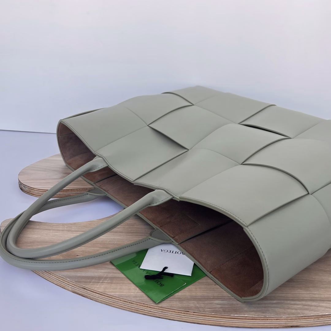New large tote bag for autumn and winter 2022. 680165 Full of autumn and winter atmosphere🦌 Flat cowhide exterior with sheepskin lining. The color-blocked tote bag is super unique~ [Fist] If you think the original single-color tote bag is mediocre, then take a look at this more fashionable color-blocked combination. Get ready for autumn! Made of soft cowhide, it feels soft and warm. The simple color with the looming bright color is very attractive. The capacity is amazing. Laptops can be easily put down, and it is not divided by men and women. It is really cool and advanced. Let it be your most intimate bag this autumn.