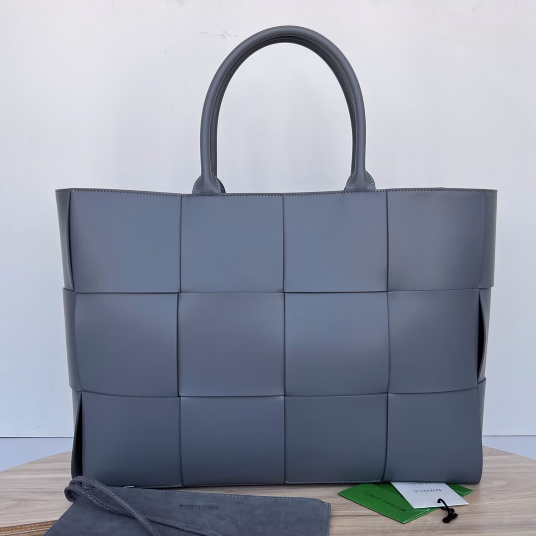 New large tote bag for autumn and winter 2022. 680165 Full of autumn and winter atmosphere🦌 Flat cowhide exterior with sheepskin lining. The color-blocked tote bag is super unique~ [Fist] If you think the original single-color tote bag is mediocre, then take a look at this more fashionable color-blocked combination. Get ready for autumn! Made of soft cowhide, it feels soft and warm. The simple color with the looming bright color is very attractive. The capacity is amazing. Laptops can be easily put down, and it is not divided by men and women. It is really cool and advanced. Let it be your most intimate bag this autumn.