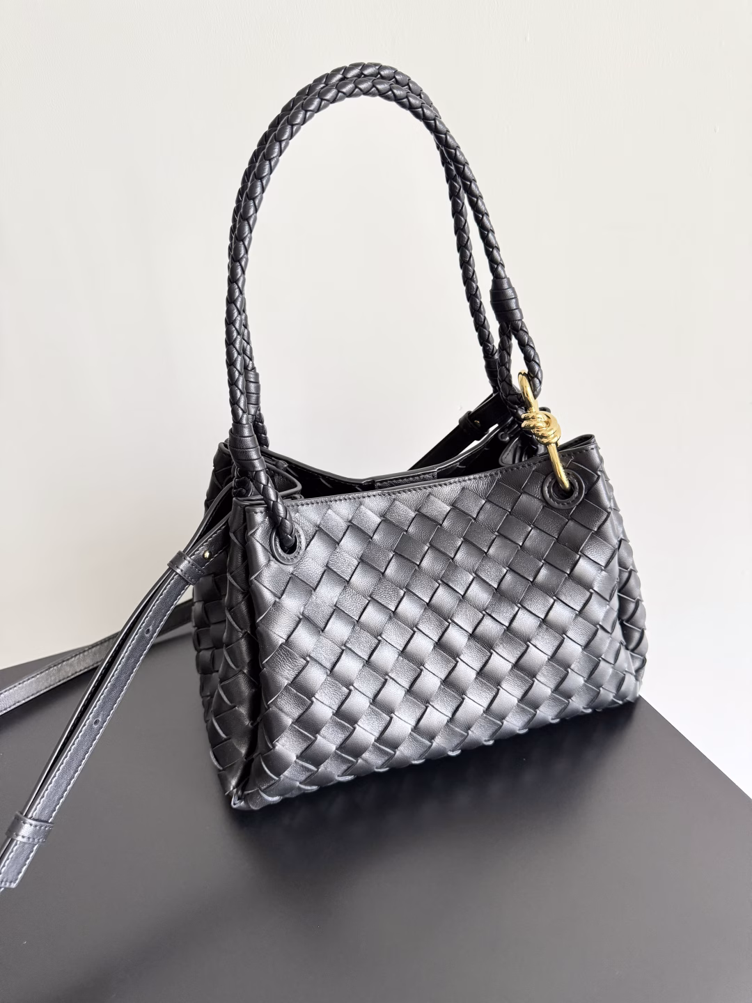 BOTTEGA VENETA2025 autumn new medium parachuta The long-awaited new medium parachute is here, with a unique appearance and a signature metal knot, and a whole piece of leather folds the four corners into a parachute shape! The exquisite Knot metal buckle is like putting jewelry on the bag, which is high-end and elegant, and the super capacity can hold all your things! The overall effect of this bag is very different from the previous one. It is not too exquisite to provide a large capacity, nor is it too practical to be too large. It is simply a perfect bag for casual and simple people.
